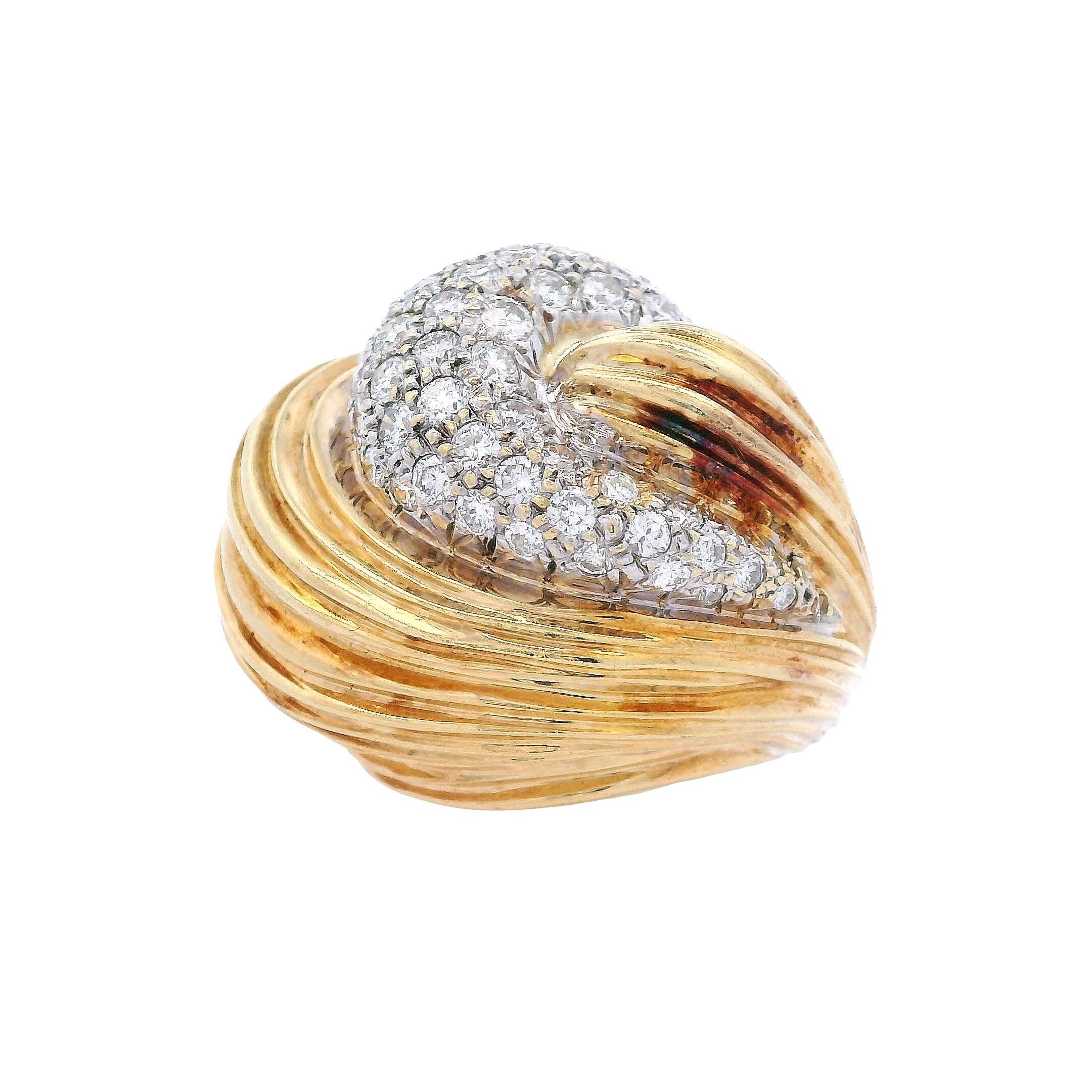 Taglio rotondo Anello da cocktail in oro giallo e bianco 18kt di metà secolo con 2,00 carati di diamanti in vendita