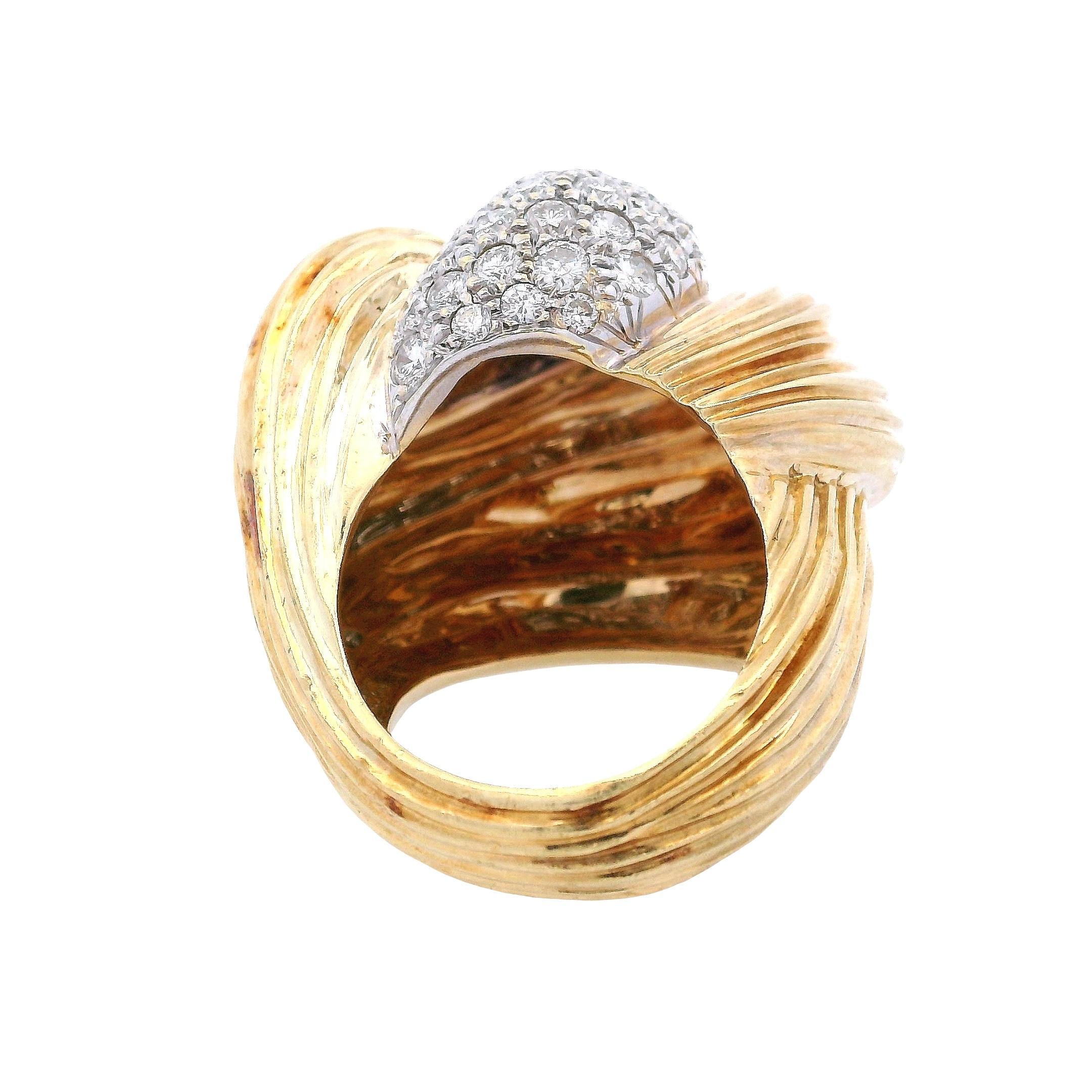 Anello da cocktail in oro giallo e bianco 18kt di metà secolo con 2,00 carati di diamanti in vendita 1