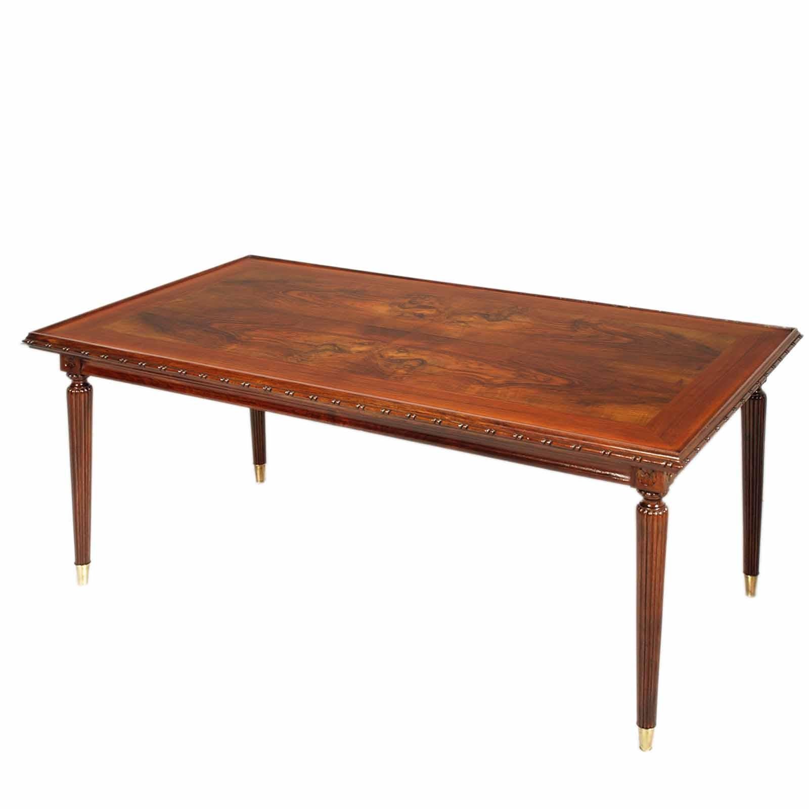 Couchtisch aus der Mitte des 20. Jahrhunderts von Consorzio Esposizione Mobili Cantù, im Stil von Gio Ponti, in Nussbaum
Schöner und eleganter neoklassizistischer Couchtisch aus der Zeit des Art Déco, mit antiker Möbelpatina, geschnitzt und