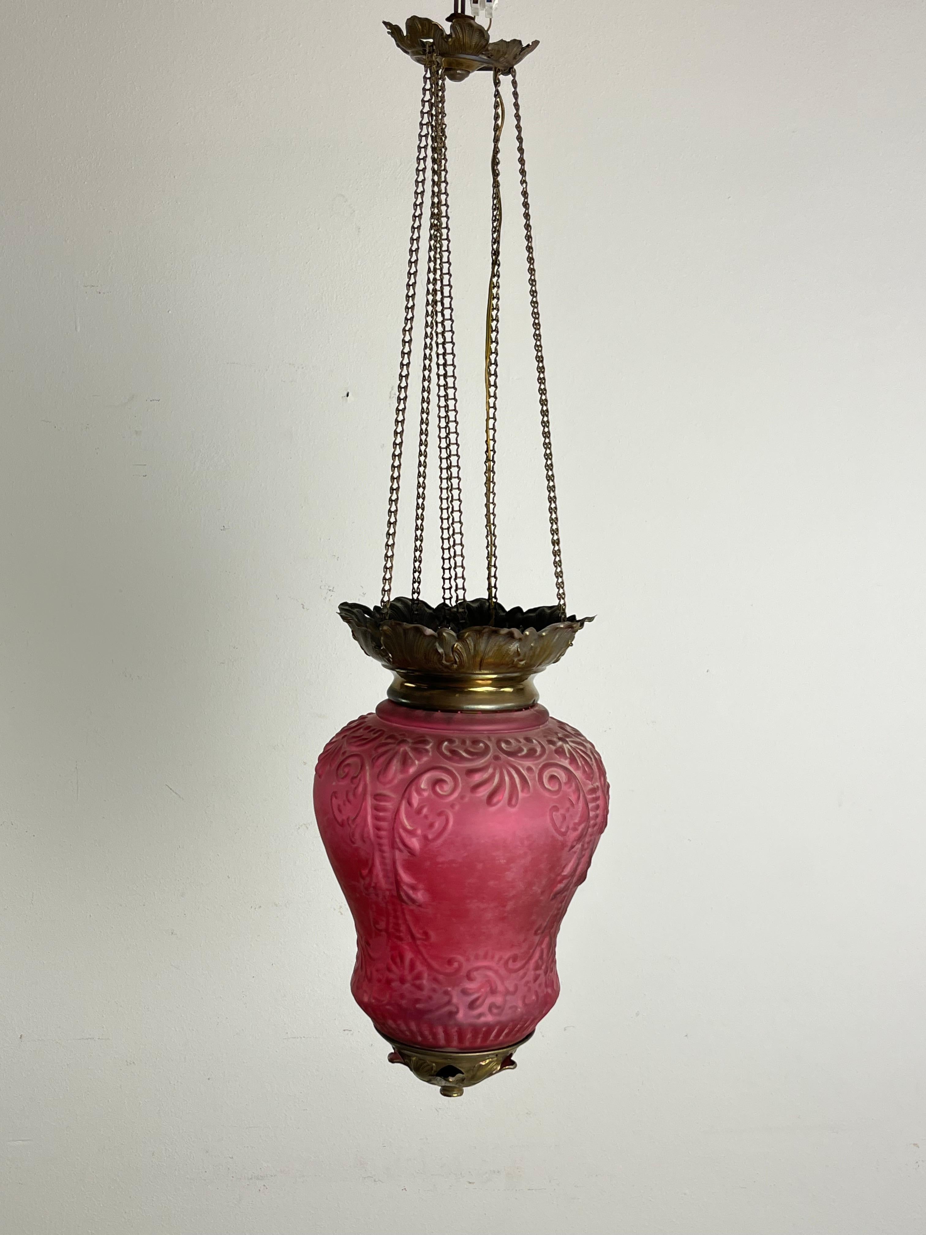 Lámpara colgante italiana de mediados de siglo de 1930
Antigua lámpara de aceite, lámpara E27. Estructura metálica (probablemente de latón).
Cristal opalino morado. Buenas condiciones.