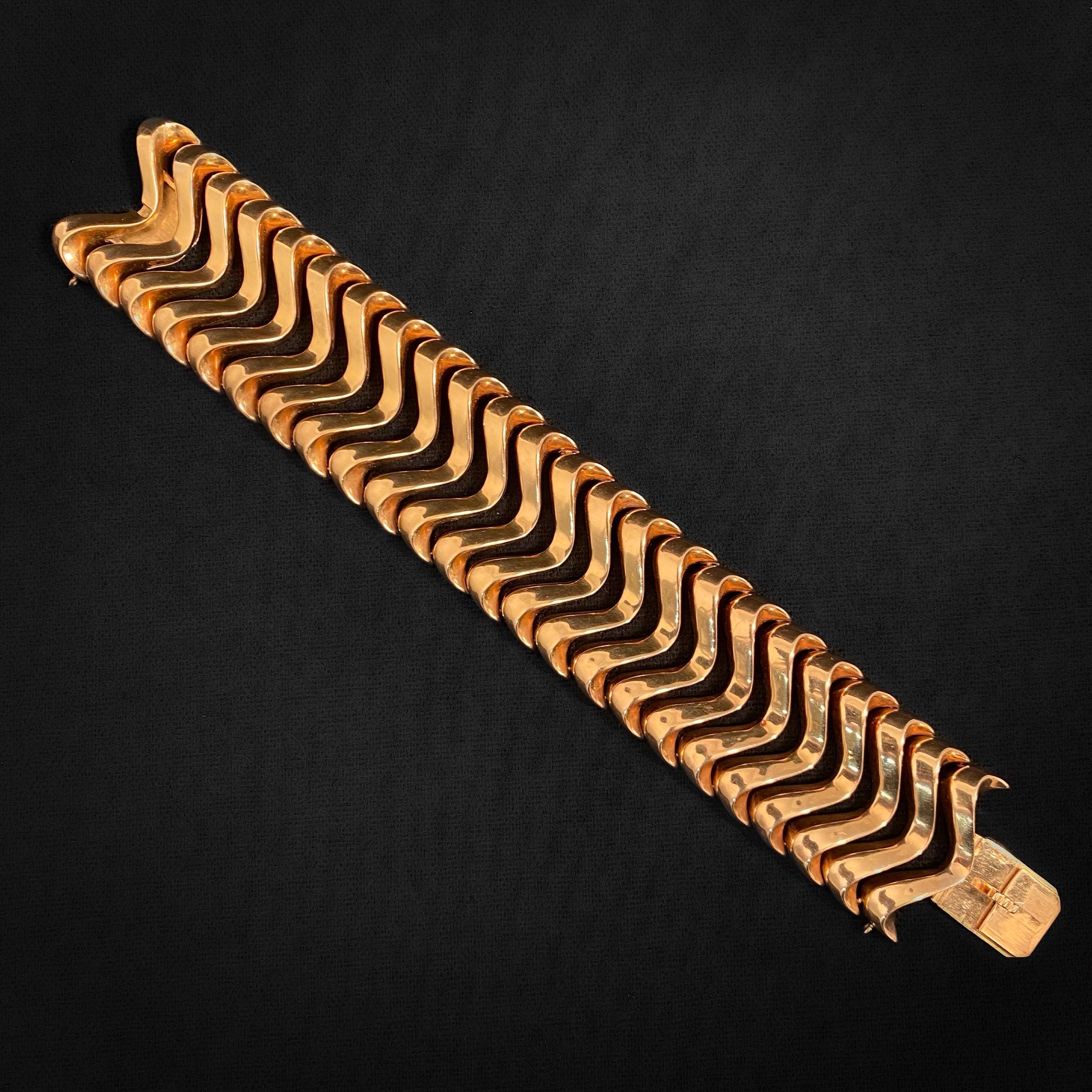 Retro Midcentury 1940s-1950s Wide Articulated Bracelet in 18 Karat Rose Gold French For Sale