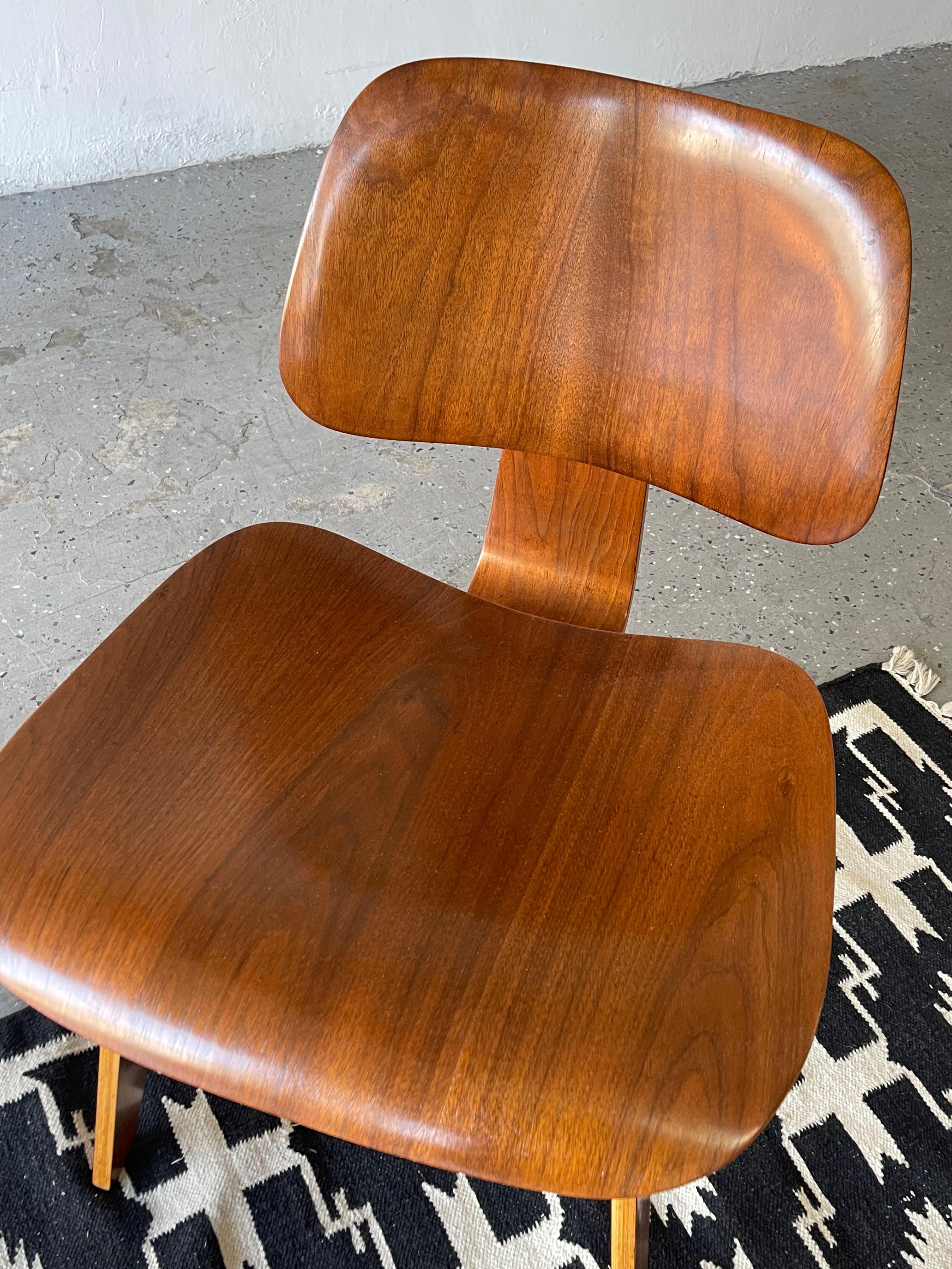 Mid-Century 1940er Jahre DCW Sperrholzstuhl aus Nussbaumholz von Charles & Ray Eames Herman Miller, DCW im Angebot 10