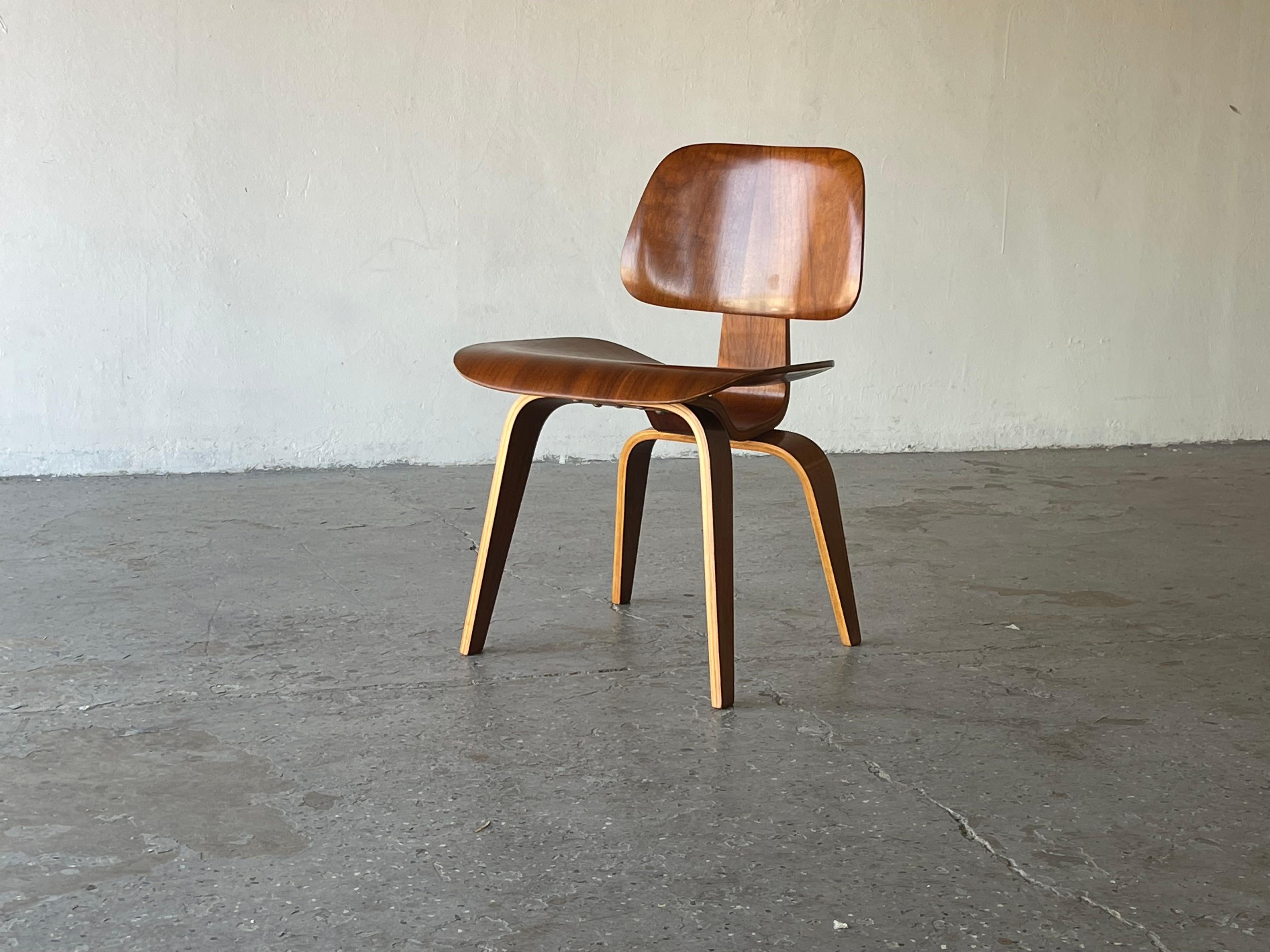Mid-Century 1940s Walnut DCW Plywood Chair by Charles & Ray Eames Herman Miller In Good Condition For Sale In Las Vegas, NV