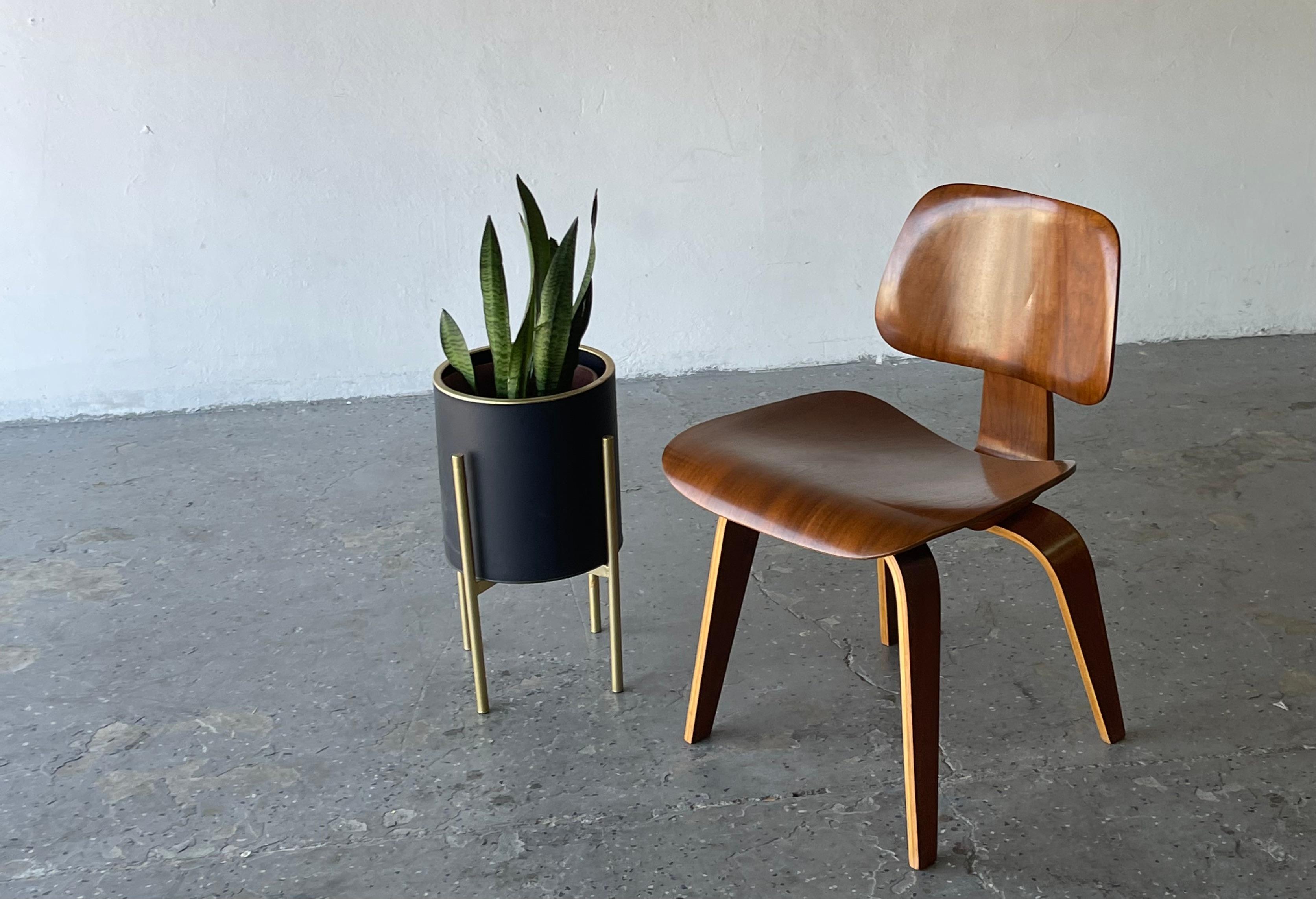 Mid-20th Century Mid-Century 1940s Walnut DCW Plywood Chair by Charles & Ray Eames Herman Miller For Sale