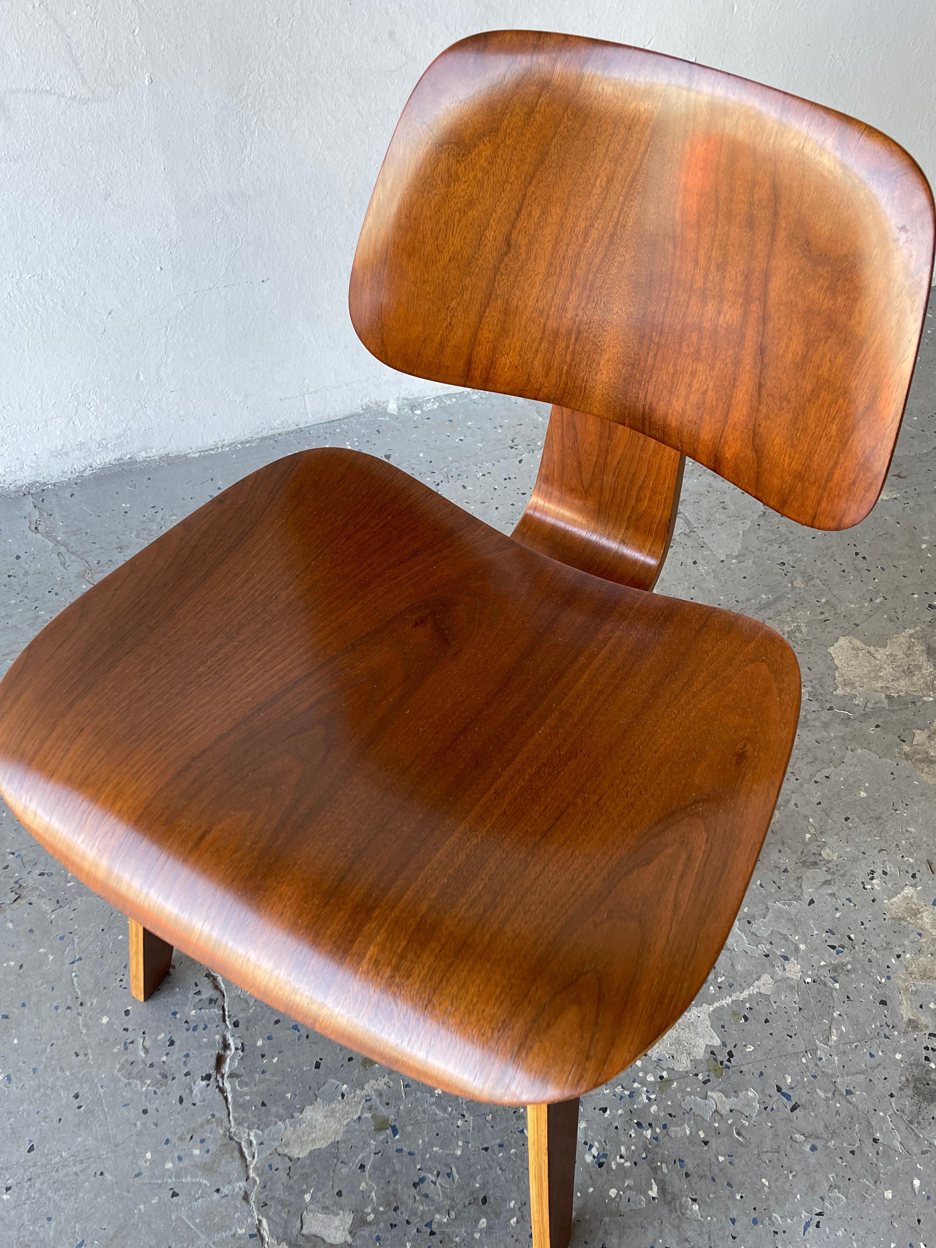 Mid-Century 1940s Walnut DCW Plywood Chair by Charles & Ray Eames Herman Miller For Sale 1