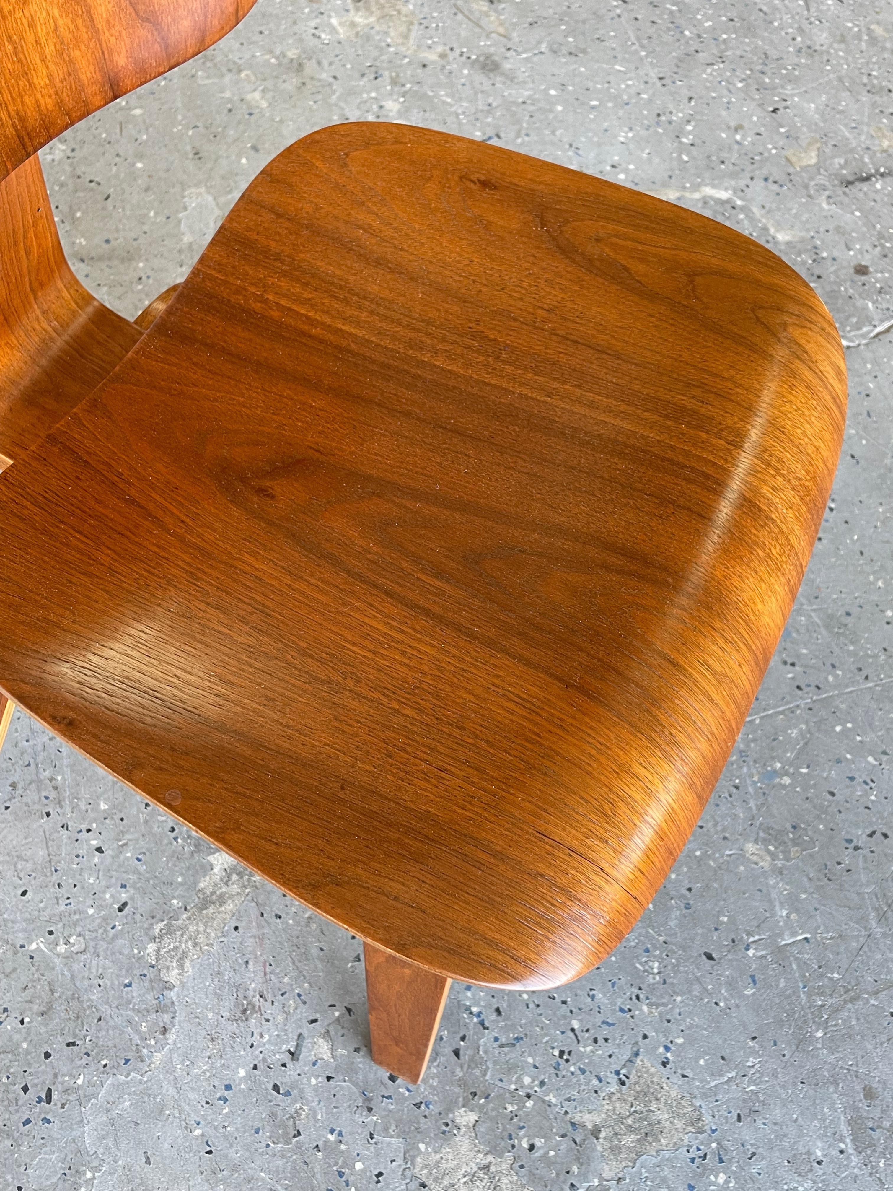 Mid-Century 1940s Walnut DCW Plywood Chair by Charles & Ray Eames Herman Miller For Sale 2