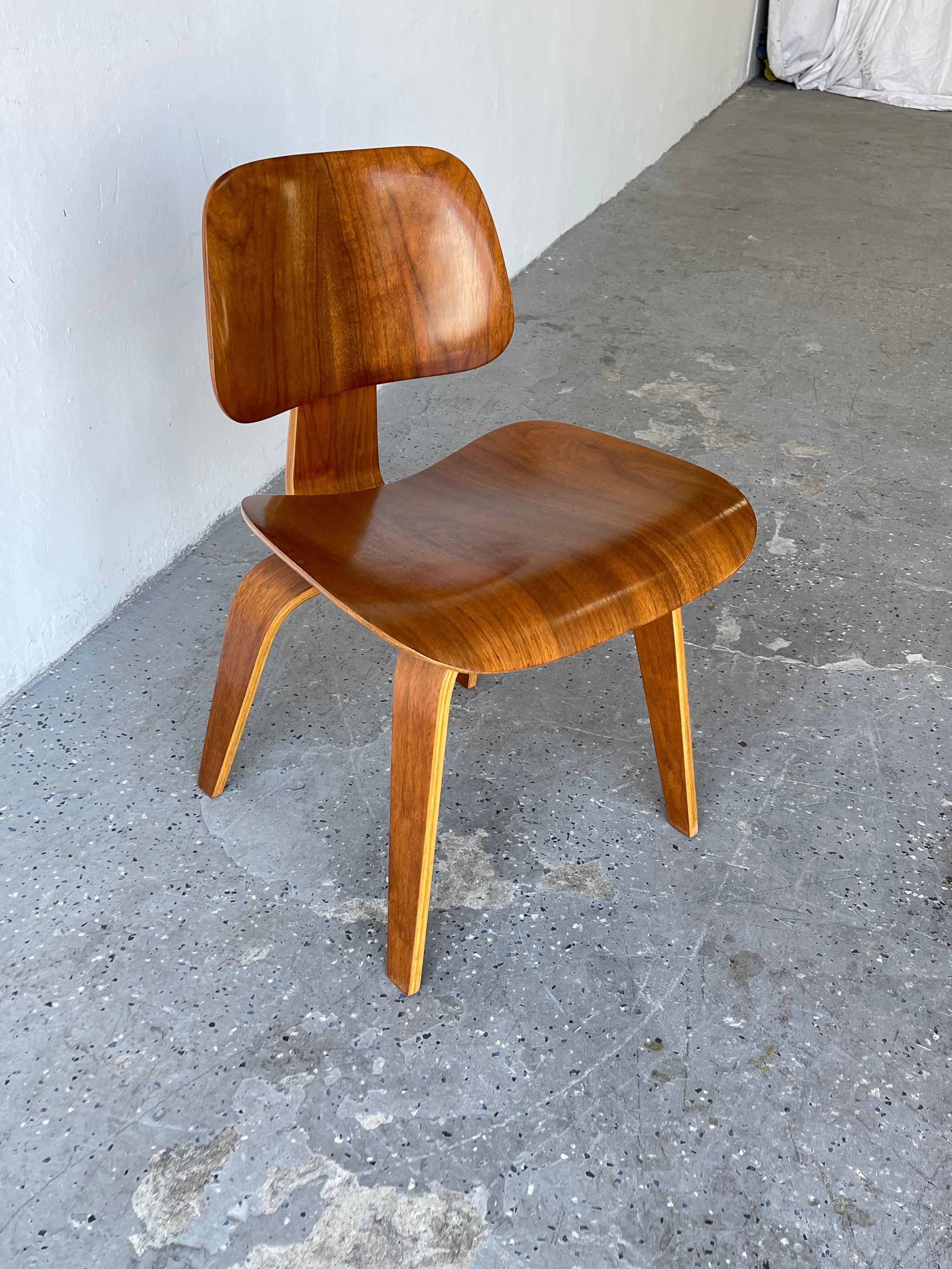 Mid-Century 1940er Jahre DCW Sperrholzstuhl aus Nussbaumholz von Charles & Ray Eames Herman Miller, DCW im Angebot 3