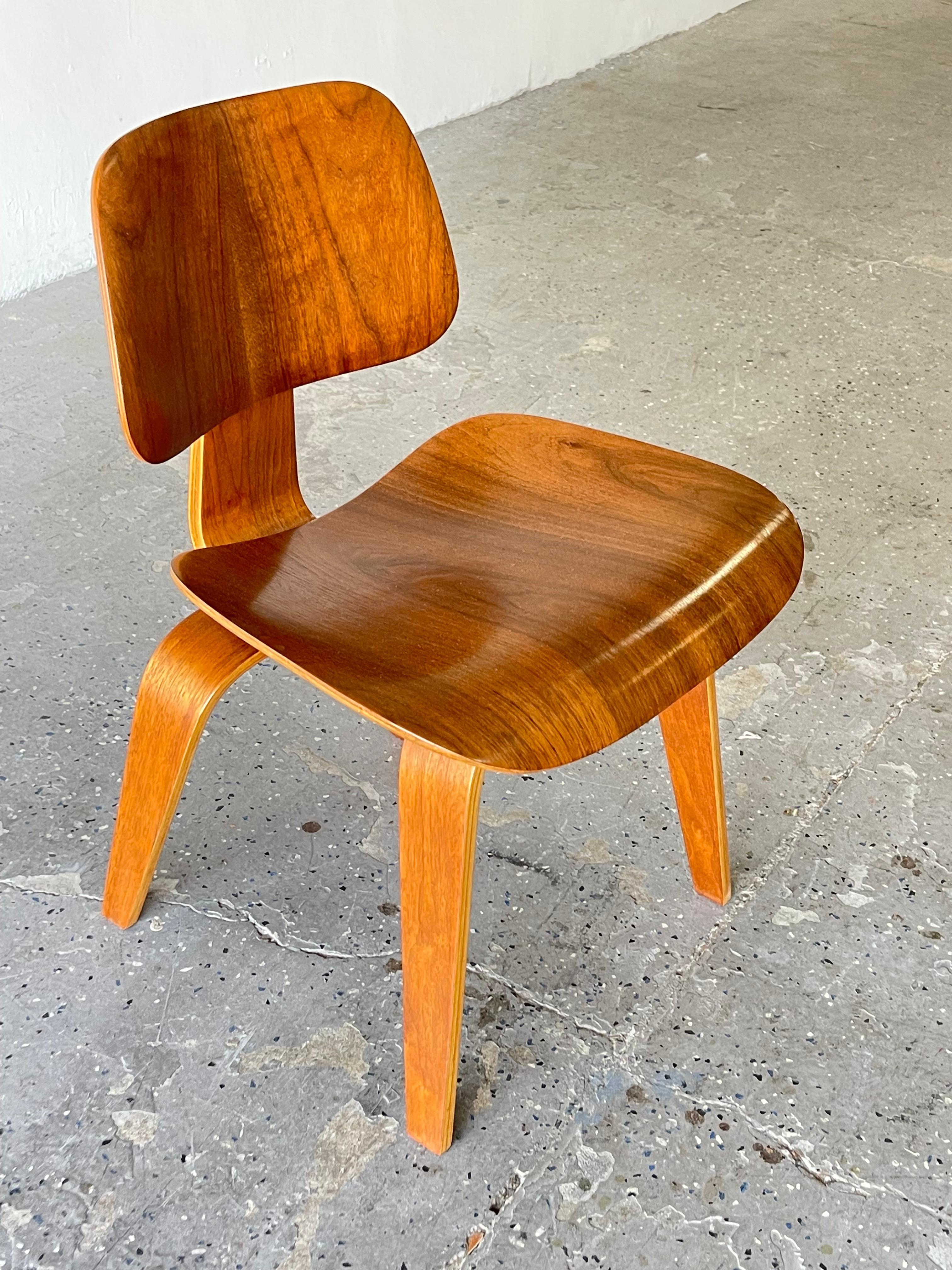 Mid-Century 1940s Walnut DCW Plywood Chair by Charles & Ray Eames Herman Miller For Sale 4