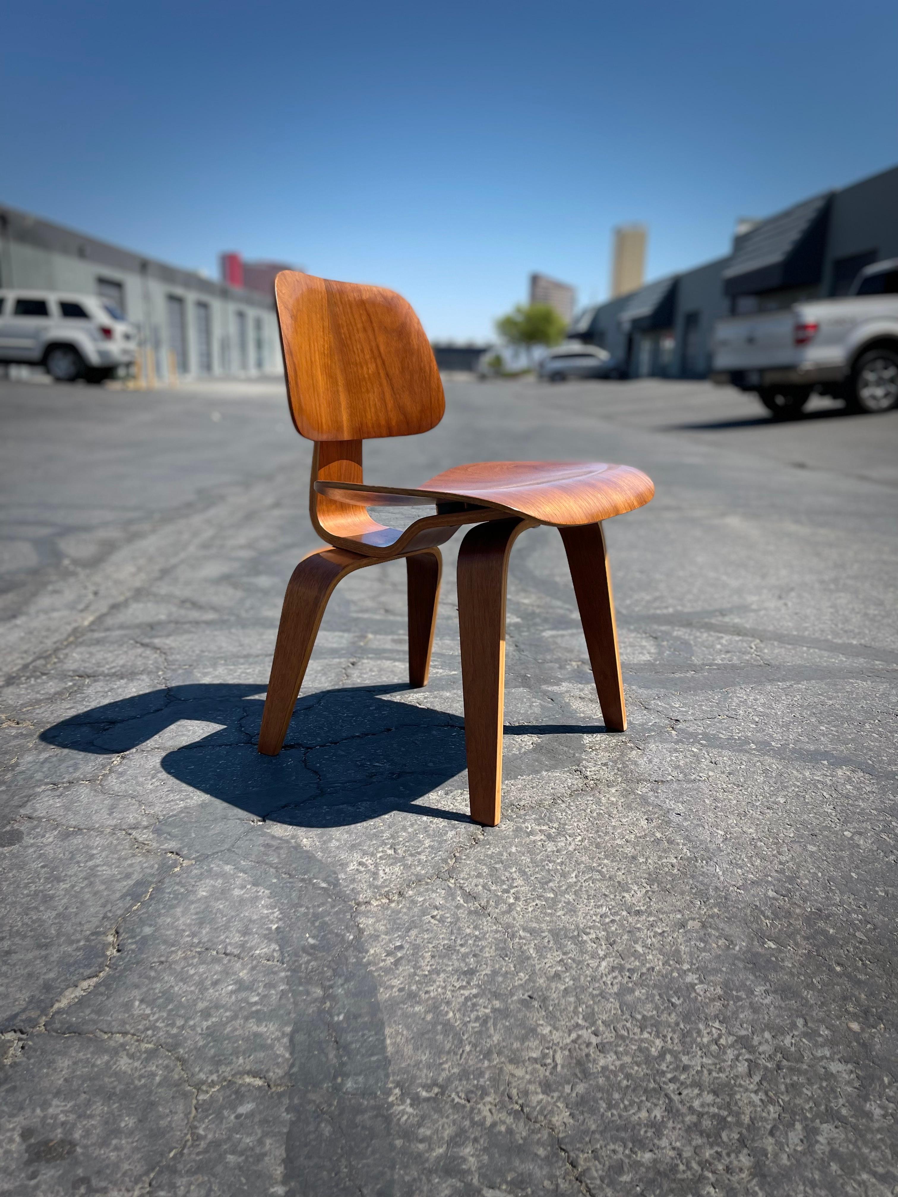 Mid-Century 1940s Walnut DCW Plywood Chair by Charles & Ray Eames Herman Miller For Sale 5