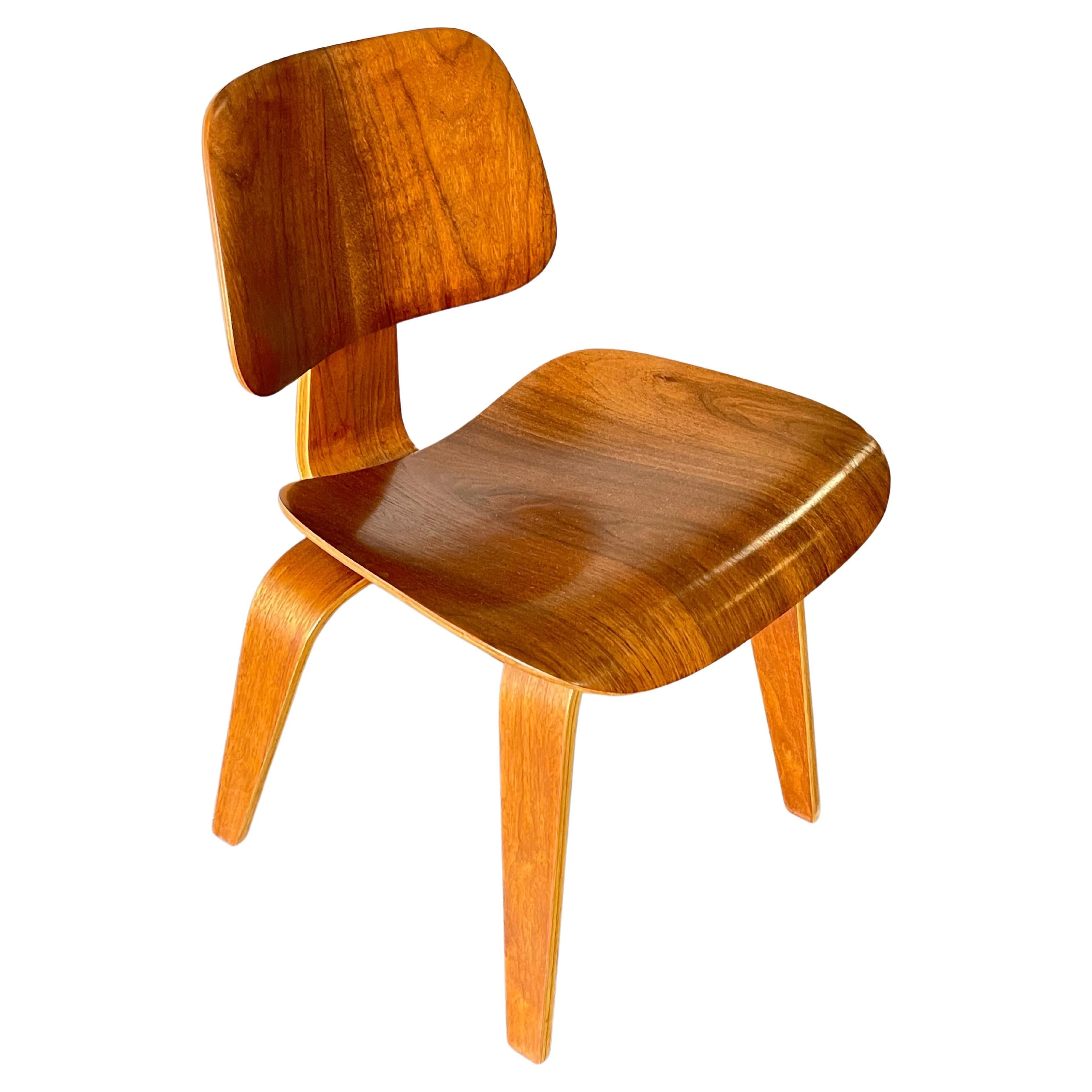 Mid-Century 1940s Walnut DCW Plywood Chair by Charles & Ray Eames Herman Miller For Sale