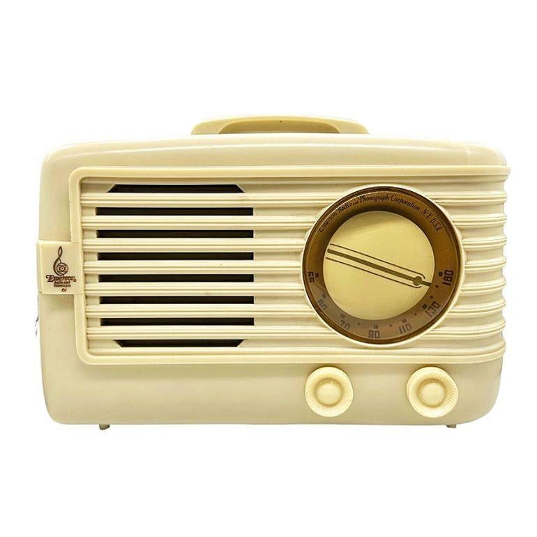 Ivory 1949 Emerson Model 581 Plaskon AM Tube Radio Golden Age Beauty

Cette radio a été initialement fabriquée en plastique plaskon, un précurseur durable des plastiques actuels à base de polycarbonate et de styrène. Fabriqué par Emerson à la fin