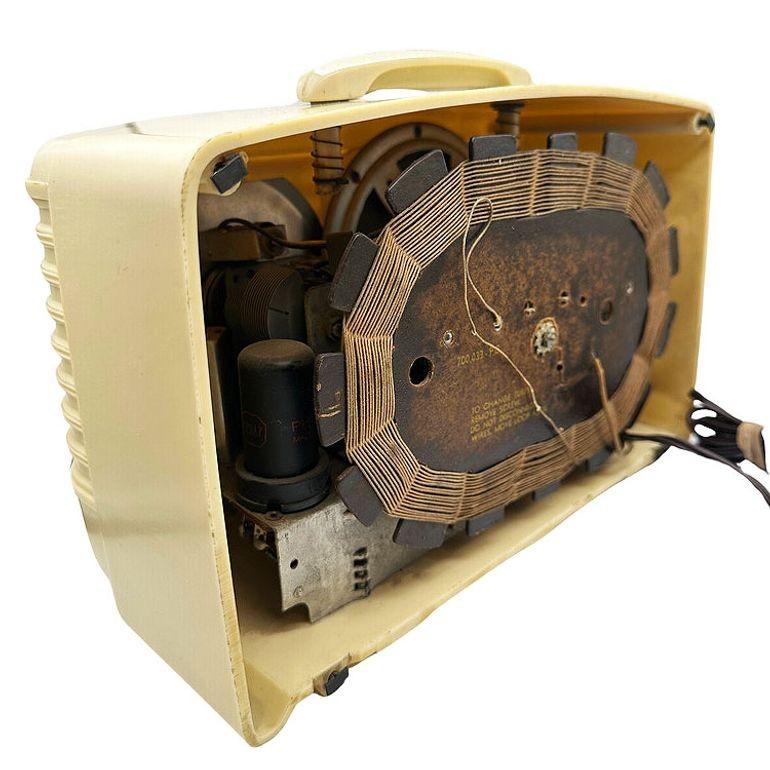 Carrara Ivory 1949 Emerson Model 581 Plaskon AM Vacuum Tube Radio Golden Age en vente 1