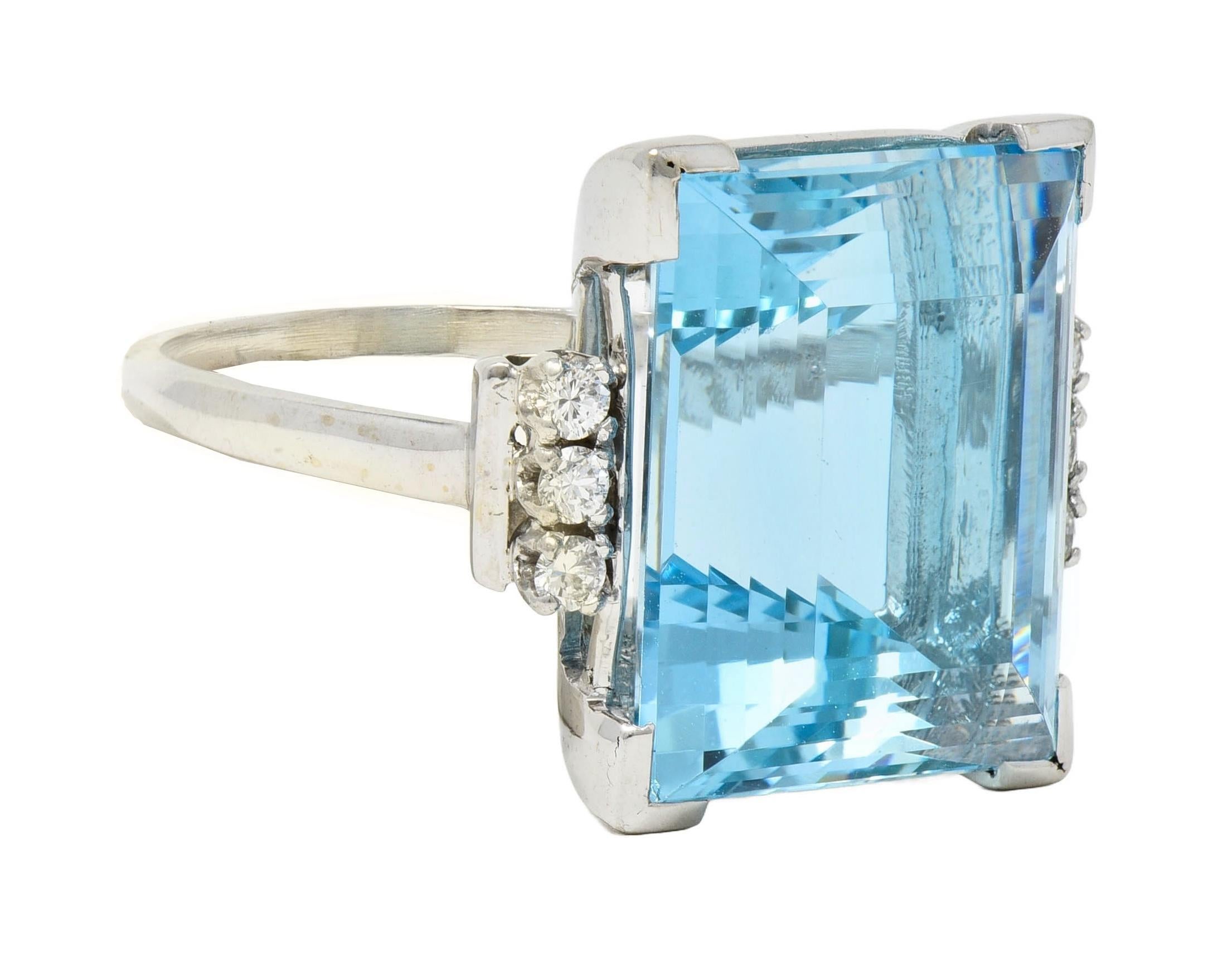 Medio Siglo 19.50 CTW Aguamarina Diamante 18K Oro Blanco Anillo de Cóctel Vintage Corte esmeralda en venta