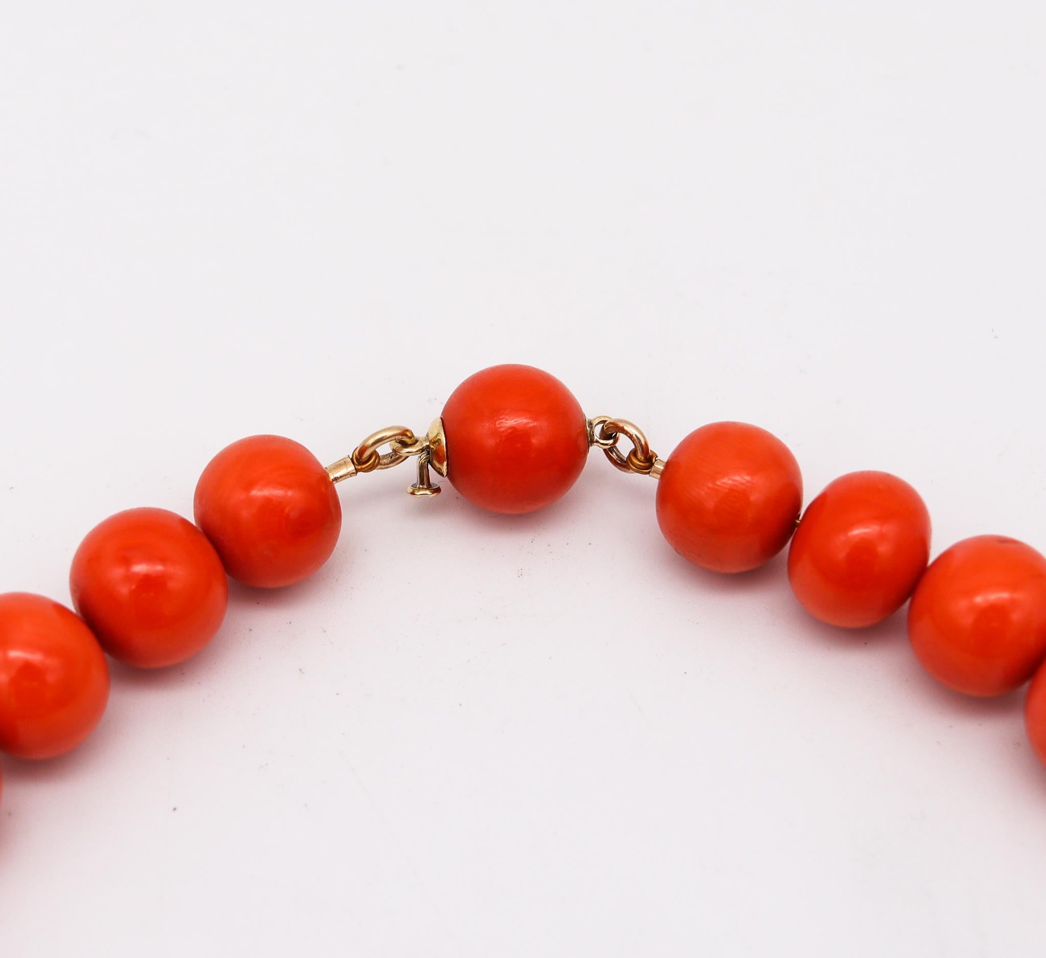Mid Century 1950 Graduated Coral Large Beads Necklace Mount In 18Kt Yellow Gold In Excellent Condition In Miami, FL