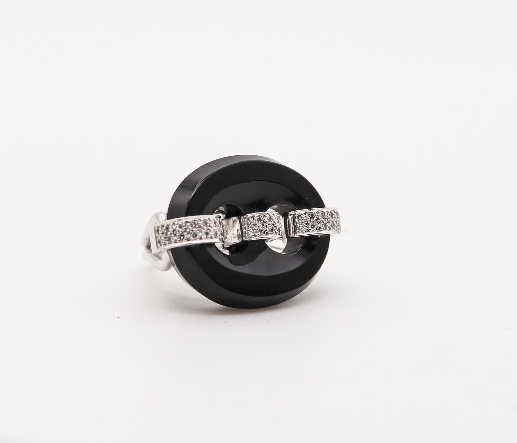 Cocktail ring with Mariner onyx link.

Very flamboyant ring, created during the mid century period, circa 1950. This statement cocktail ring has been crafted with a solid construction in white gold of 18 karats with high polished finish.

Diamonds: