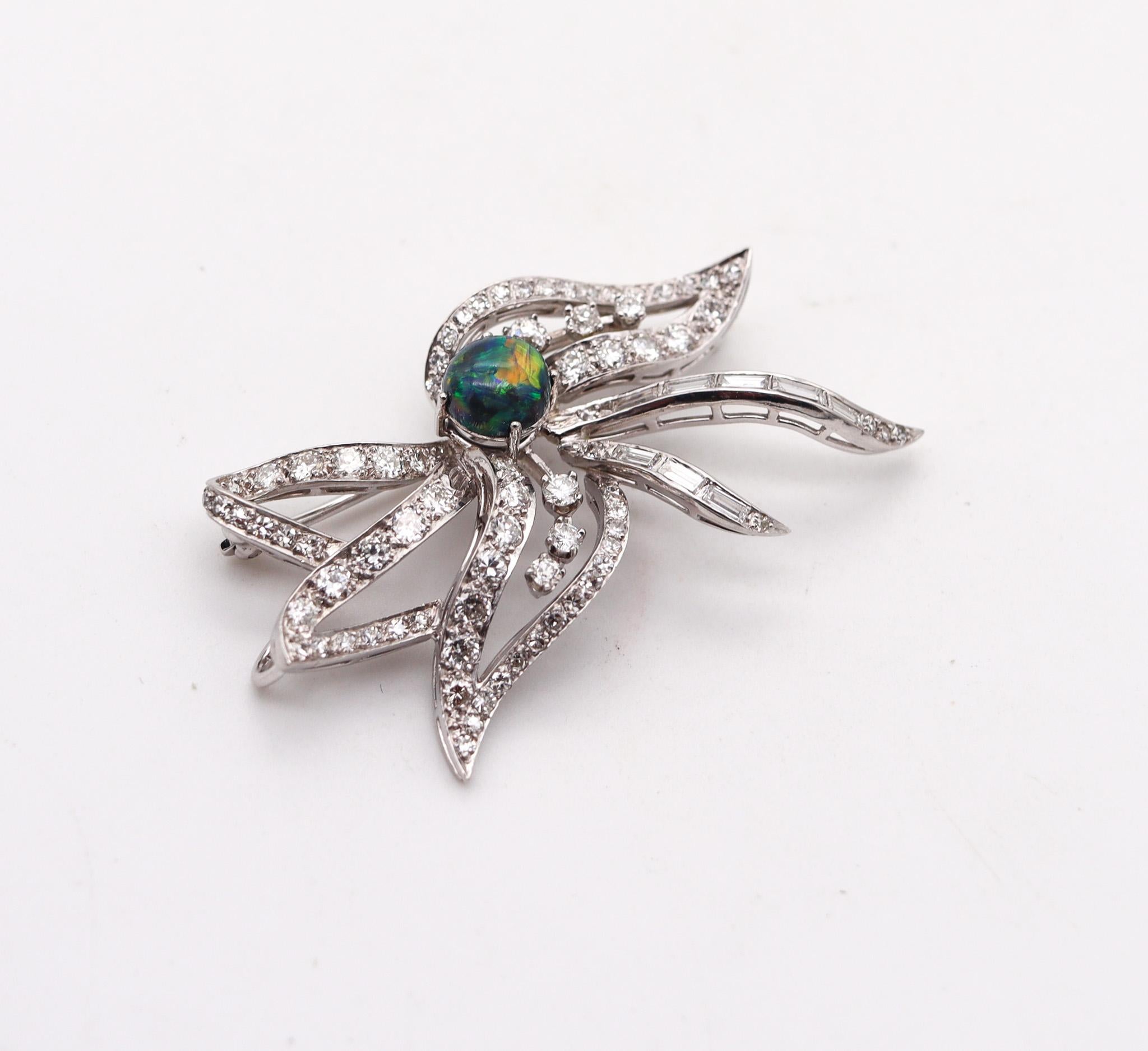 Spilla con diamanti e opale nero.

Un ciondolo-spilla scintillante, creato in America durante il periodo del dopoguerra e della metà del secolo, nel 1950. Questo pezzo è stato realizzato con motivi retro-modernisti in platino massiccio con finitura