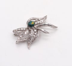 Spilla con ciondolo Mid Century 1950 in platino con 5,64 carati di diamanti e opale