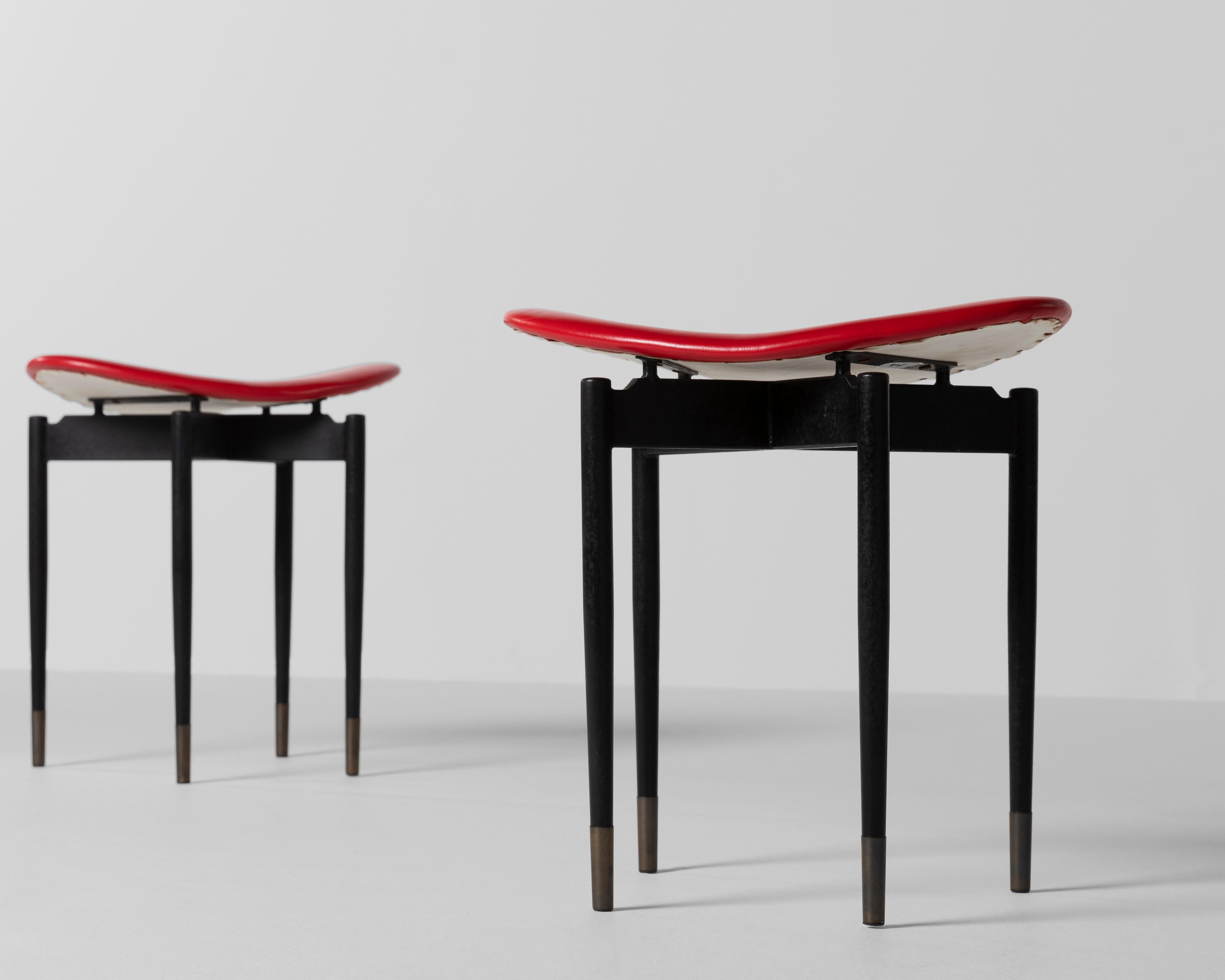 Carlo Mollino era un architetto, designer e fotografo italiano noto per il suo stile eclettico e il suo approccio visionario. Nato a Torino nel 1905, creò interni e mobili che combinavano Eleganza, innovazione e un tocco surrealista. I suoi pezzi,