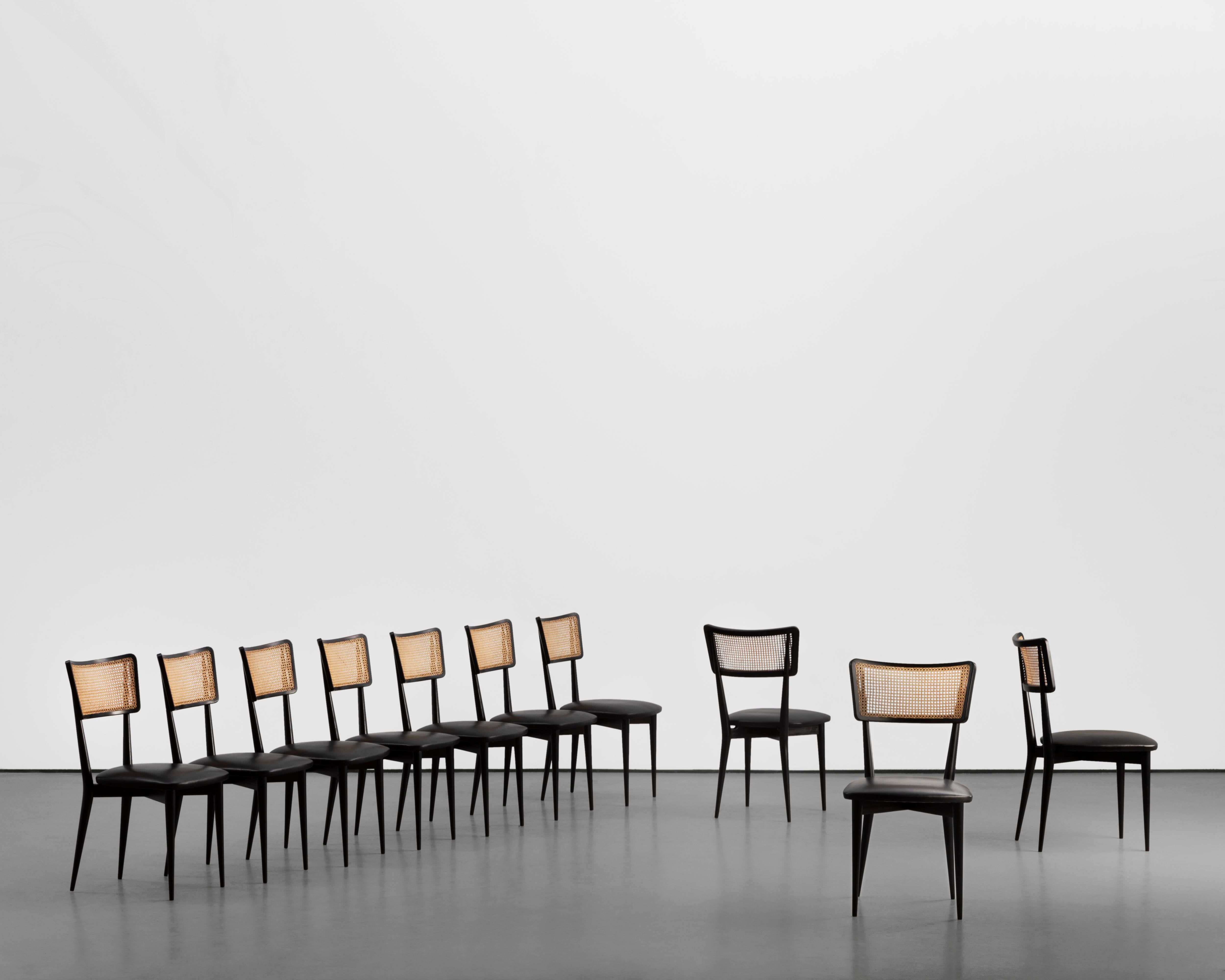 Flama Moveis war eine Möbelmanufaktur, die im Brasilien der Jahrhundertmitte für ihre Qualität und Liebe zum Detail bekannt war. Dieses Set aus zehn Esszimmerstühlen verkörpert den Pioniergeist des brasilianischen Designs der 1950er Jahre, als ein