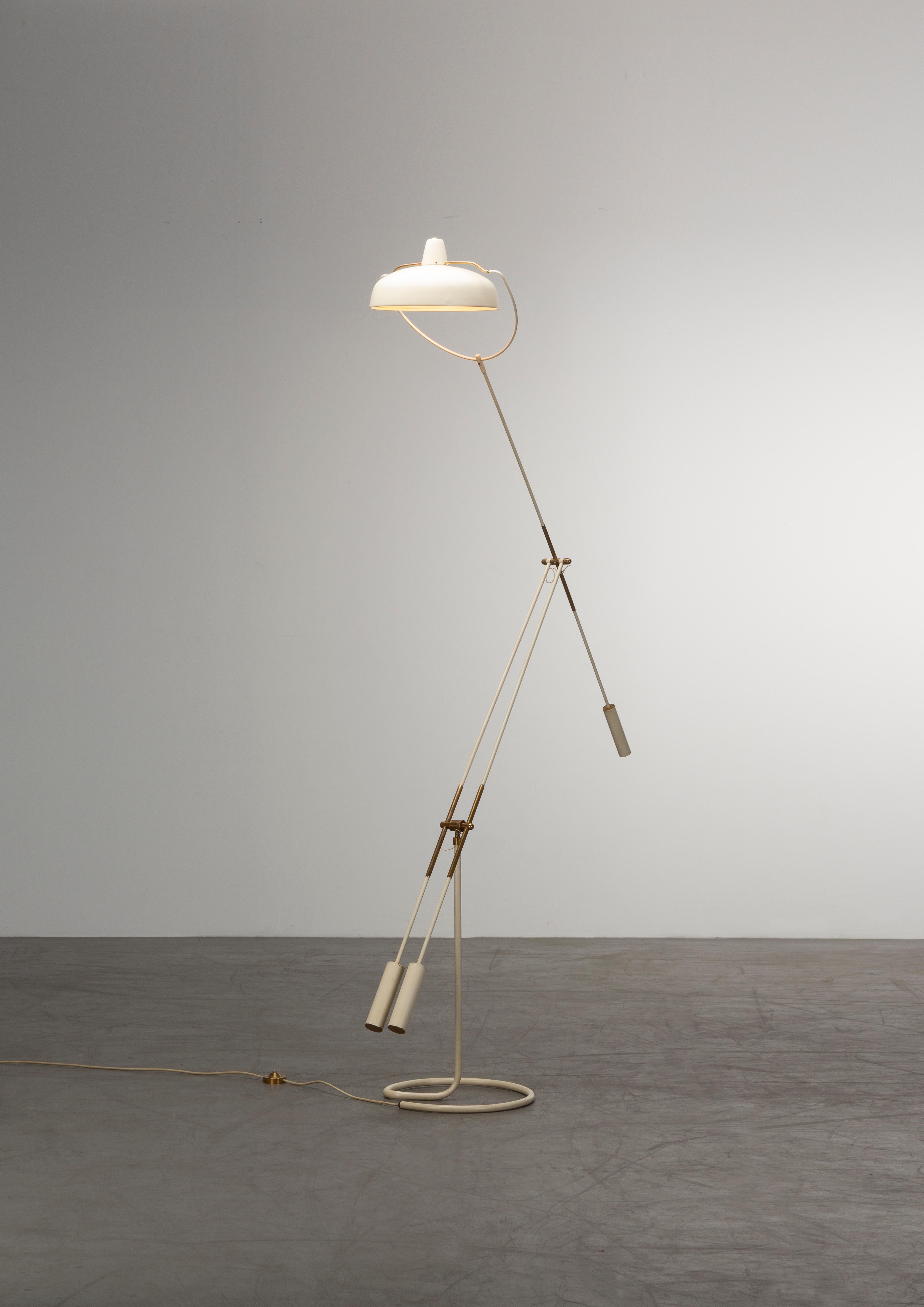 Franco Legler era un designer svizzero noto per il suo lavoro nel campo dell'arredamento, in particolare per le sue sedie in vimini e rattan.
Legler aveva una formazione in architettura e design industriale, che ha influenzato il suo approccio