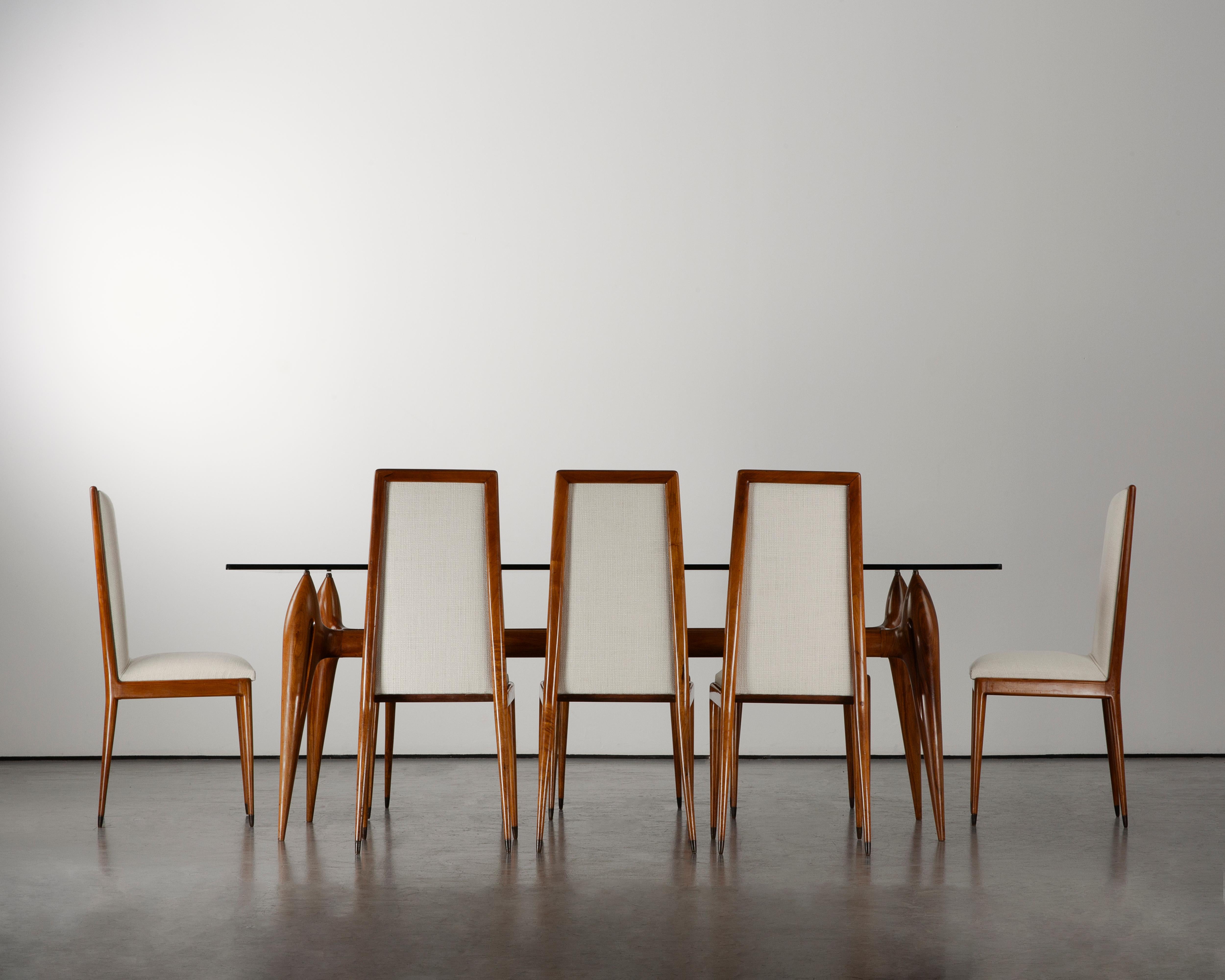 Giuseppe Scapinelli (1891-1982) è stato un designer italiano, nato a Modena, ma vissuto per tutta la vita a San Paolo, in Brasile. Negli anni '50 fondò un'azienda di mobili, la Fábrica de Móveis Giesse, e un'azienda di tappeti, la Fábrica de Tapetes