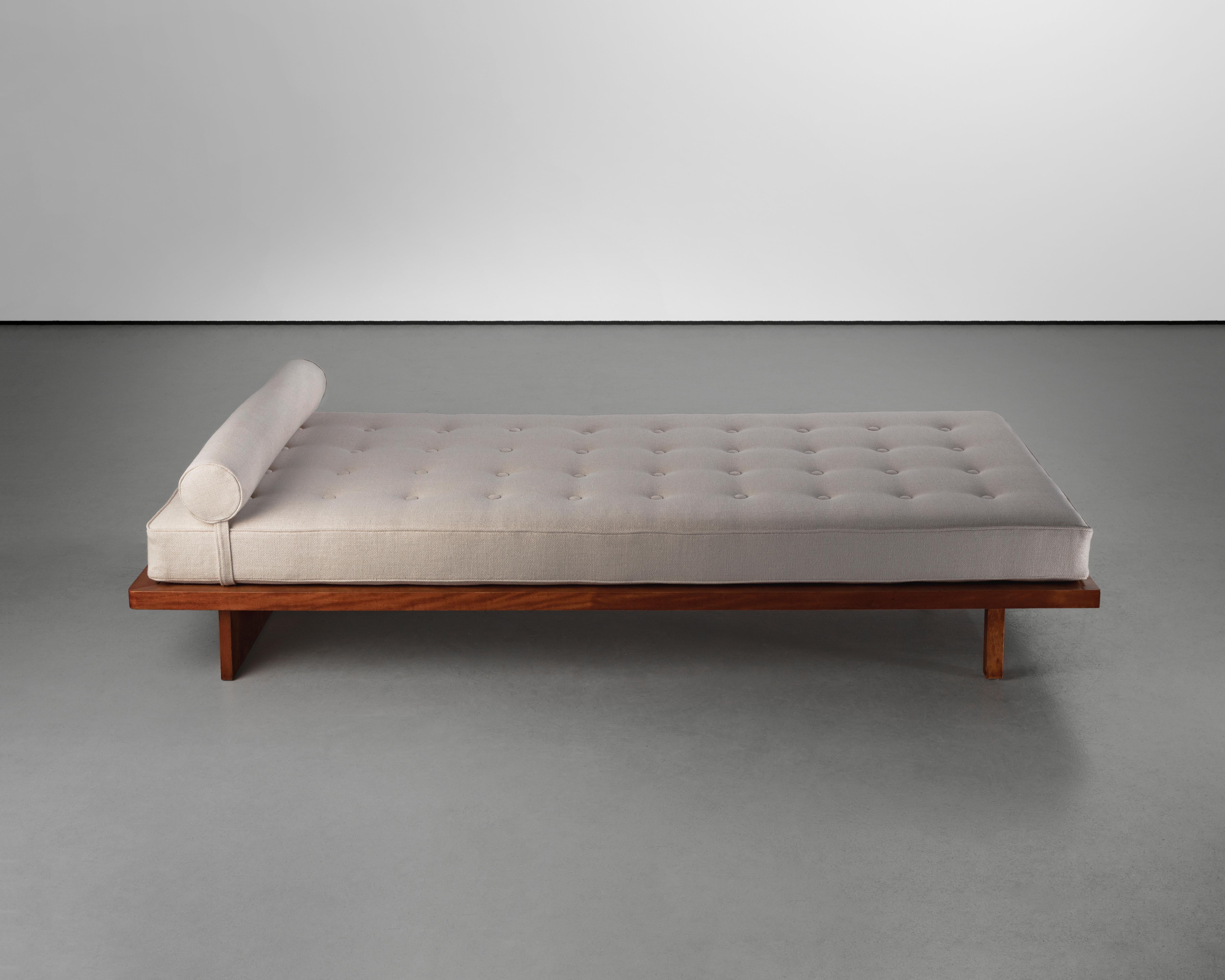 Though it exemplifies Tenreiro's characteristic style, this daybed is a rare creation by the designer. Very low, the lines of the piece are simple and linear. The daybed's design demonstrates Tenreiro's desire, and that of his contemporaries like