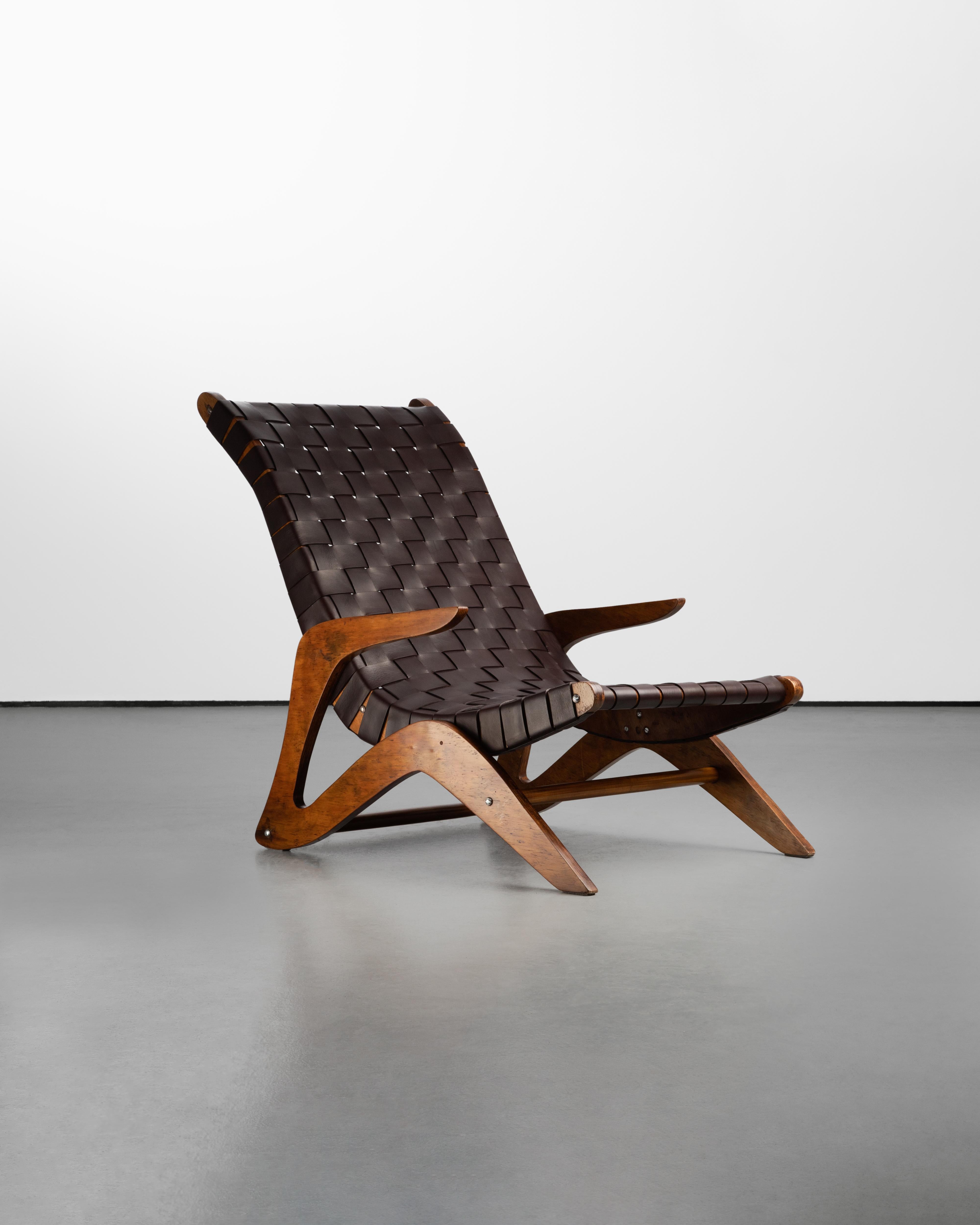 La tumbona de Caldas se considera una obra importante en la historia moderna del diseño de muebles brasileño. La estructura de la tumbona es de madera contrachapada marina, que aunque en algunos casos puede ser omnipresente, se utiliza precisamente
