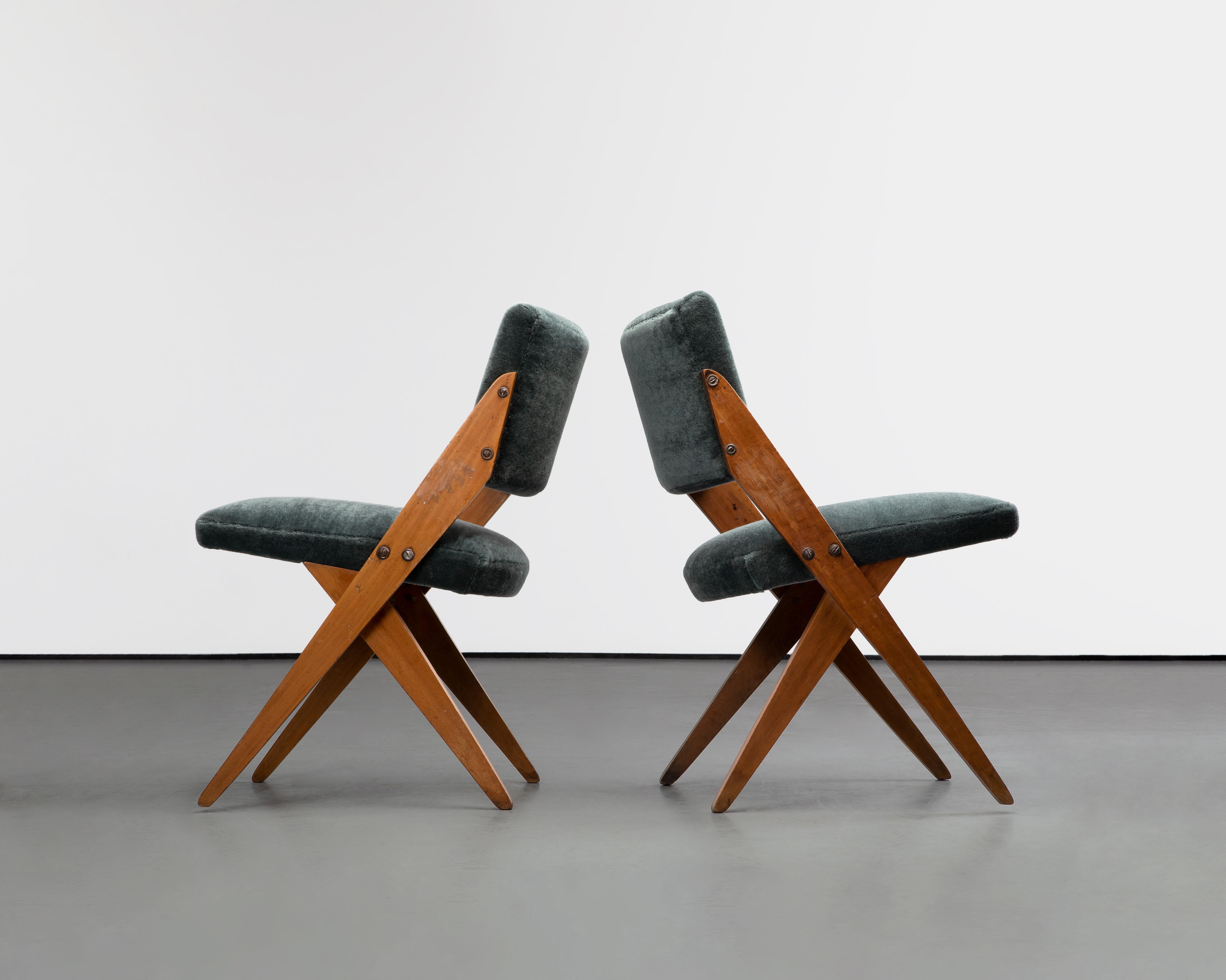 La Silla Tijera, diseñada por José Zanine Caldas en 1950, es una expresión icónica del modernismo brasileño, que aquí se presenta como pareja. Creado para espacios habitables y principalmente comedores, este modelo se fabricó en gran parte entre
