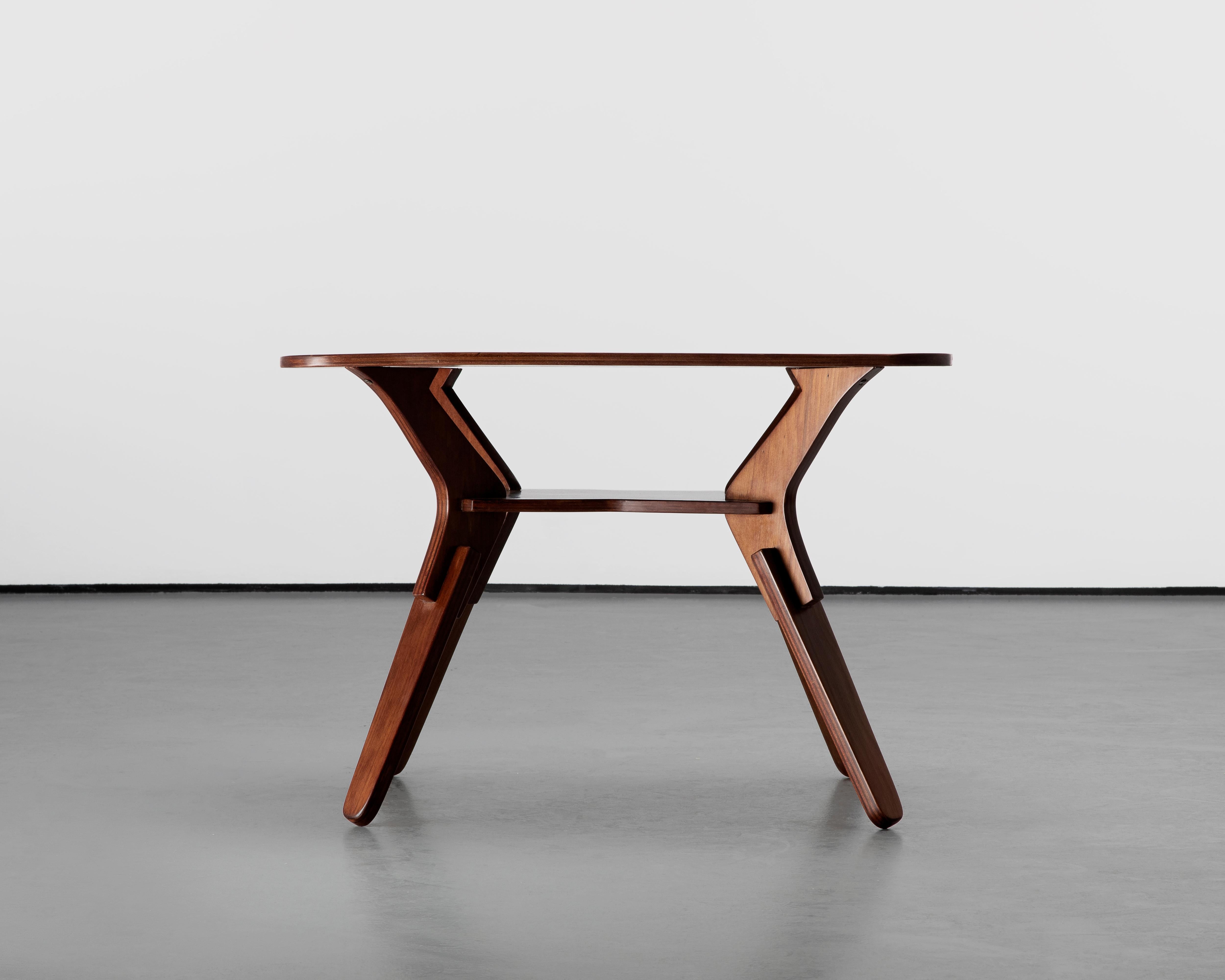 ChatGPT dijo:
Esta mesa auxiliar, diseñada por José Zanine Caldas en 1950, demuestra su habilidad para fusionar el rigor arquitectónico con la calidez de los materiales brasileños. Realizada en contrachapado de pequi, la mesa se define por su