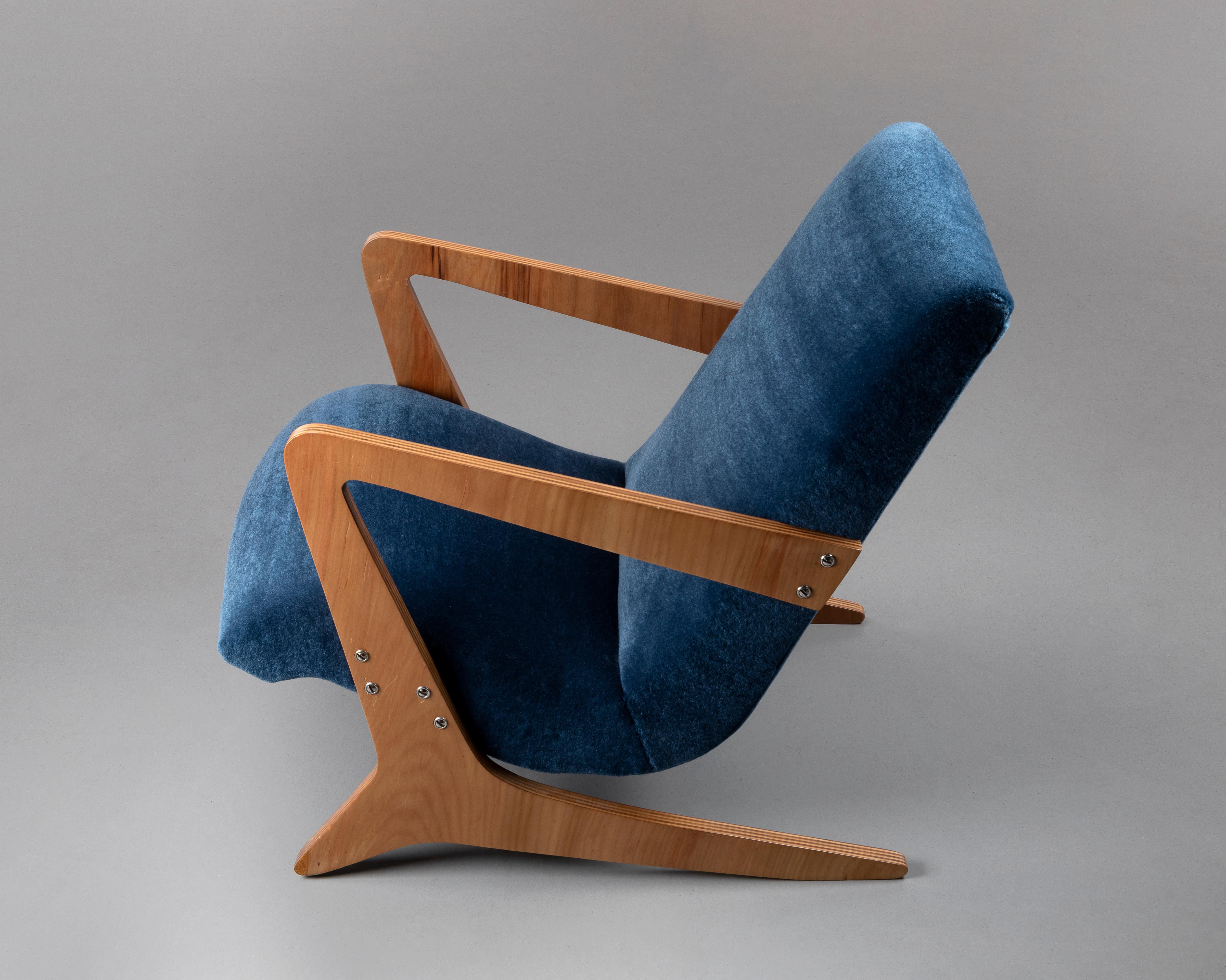 The weight of the Zeca armchair is only one of its qualities, which is inherent to the use of marine plywood, leaving the entire seat area overhanging. Besides its structural beauty, the armchair is upholstered and comfortable.
Crafted from naval