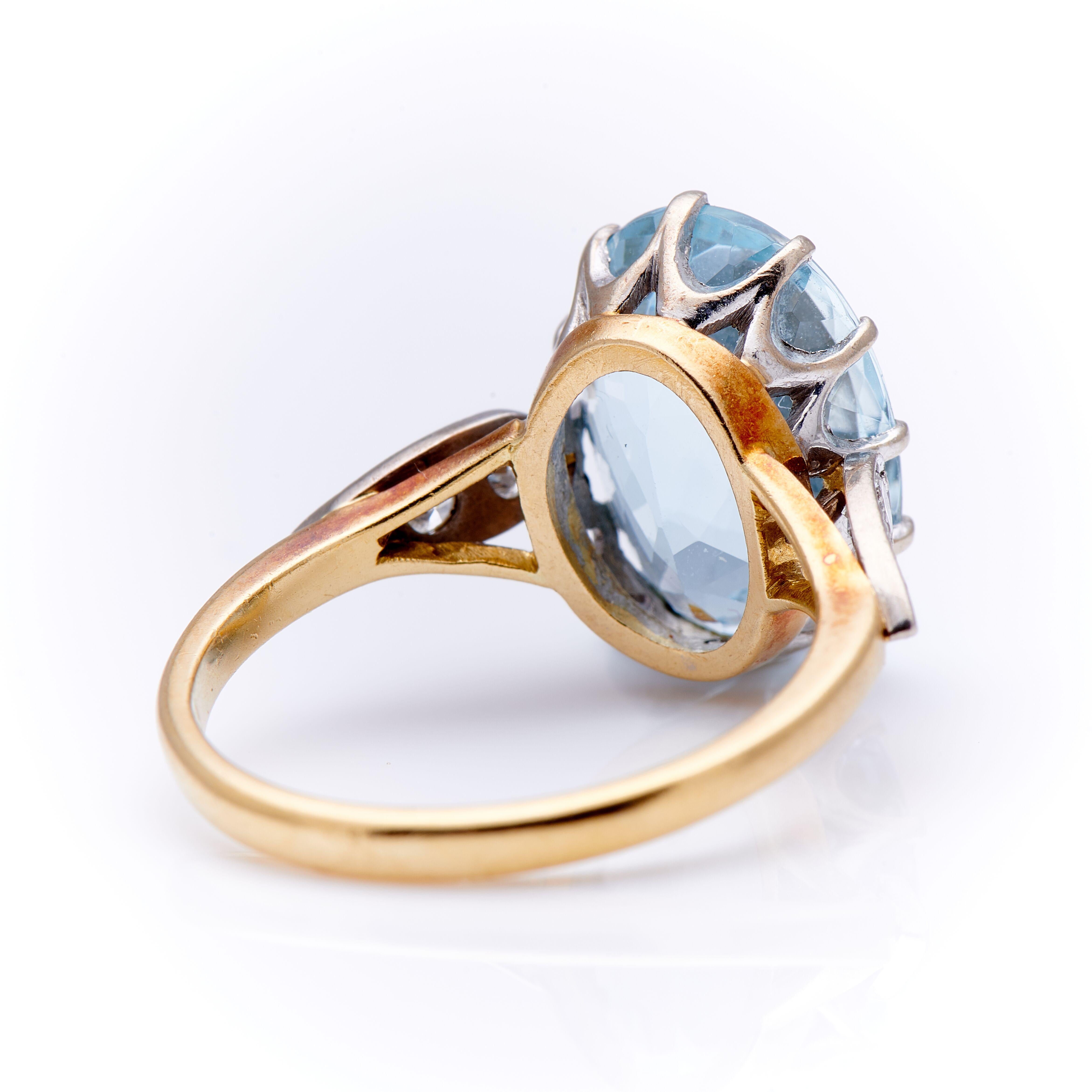 Oval Cut Midcentury, 1950s, 18 Carat Gold, Platinum, Aquamarine and Diamond Ring