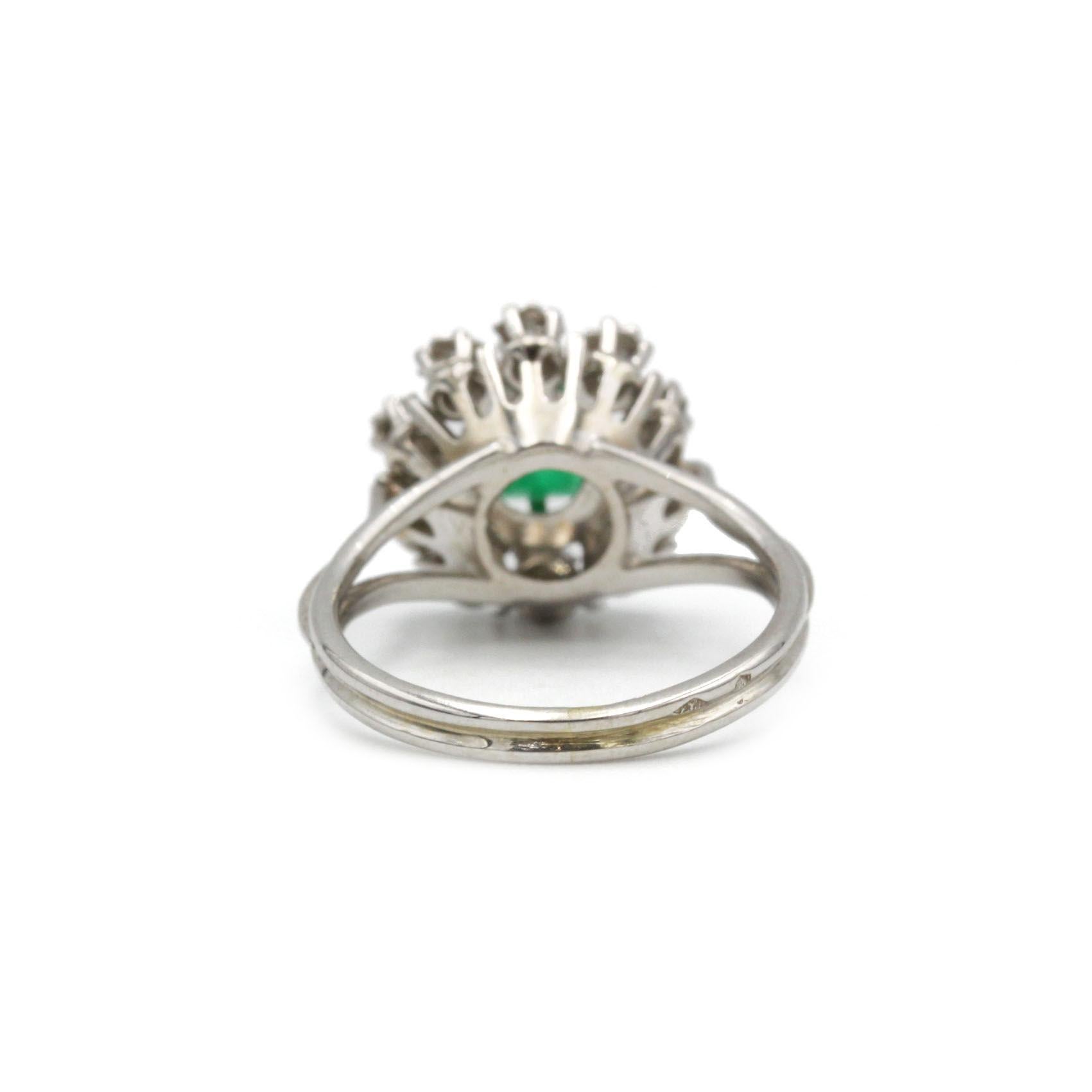 Mid-Century 1950s 18K White Gold Daisy Halo Emerald & Diamond Cocktail Ring In Good Condition For Sale In MONTMORENCY, FR