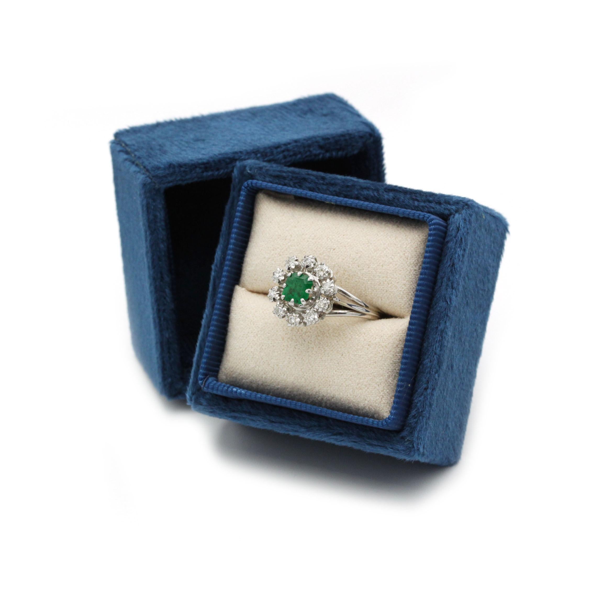 Women's Mid-Century 1950s 18K White Gold Daisy Halo Emerald & Diamond Cocktail Ring For Sale