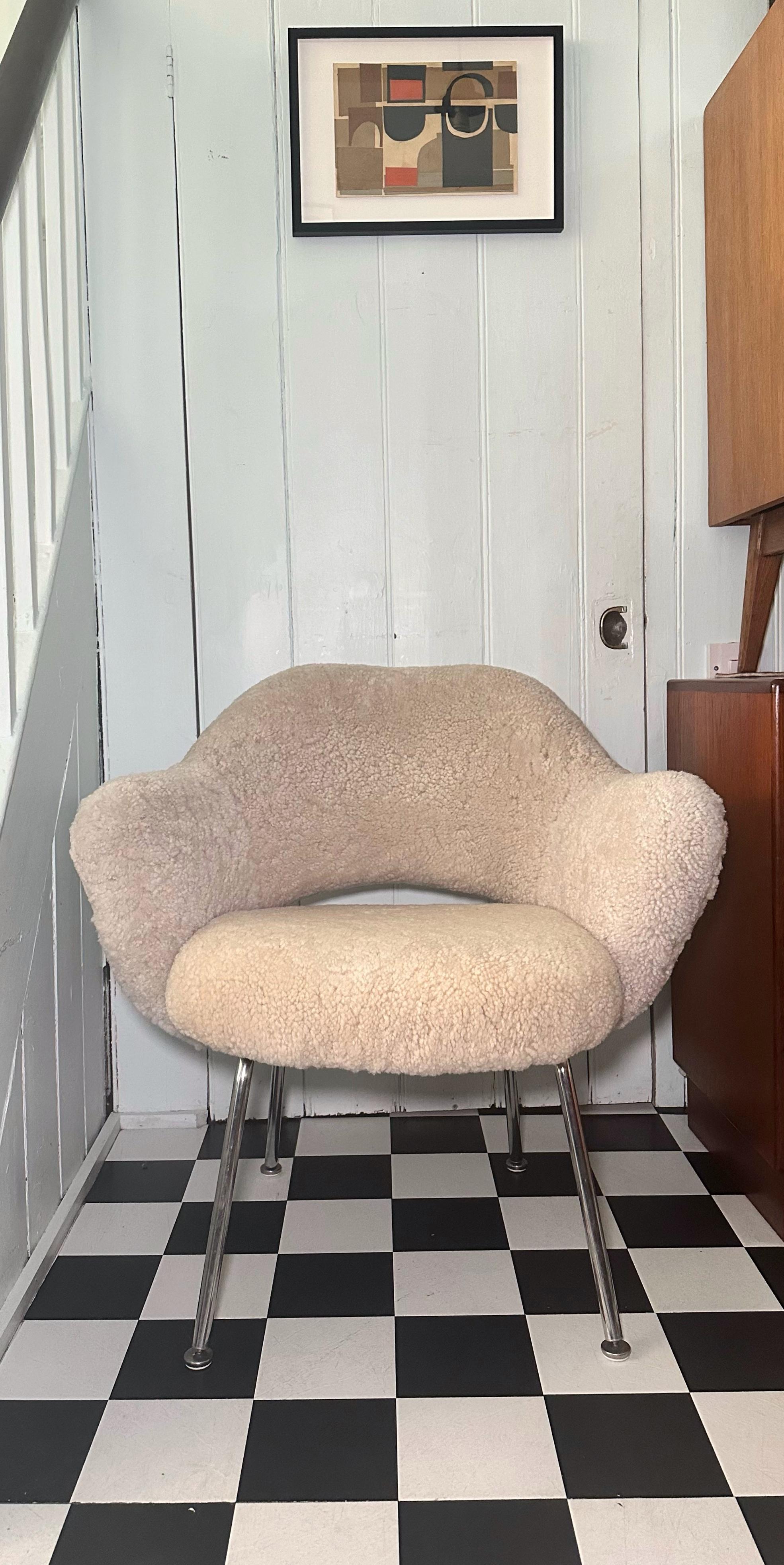 Add a touch of luxury and sophistication to your home with this Mid Century original 1950's armchair by Eero Saarinen for Knoll. Reupholstered in the finest Moonlight Sheepskin, this chair exudes elegance and comfort. The chrome base adds a sleek