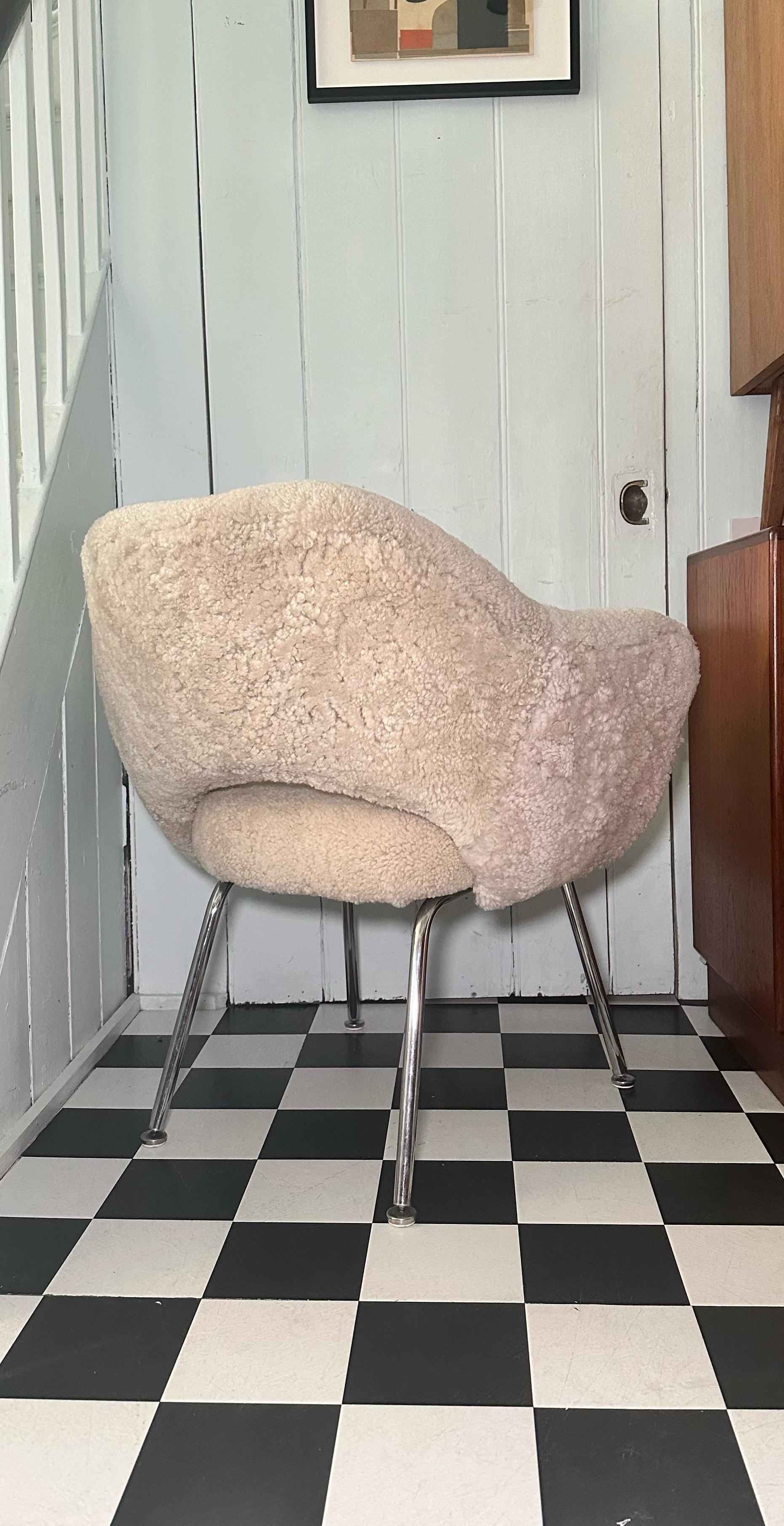 Mid Century 1950's Chrome and Sheepskin Armchair by Eero Saarinen for Knoll In Excellent Condition For Sale In London, GB
