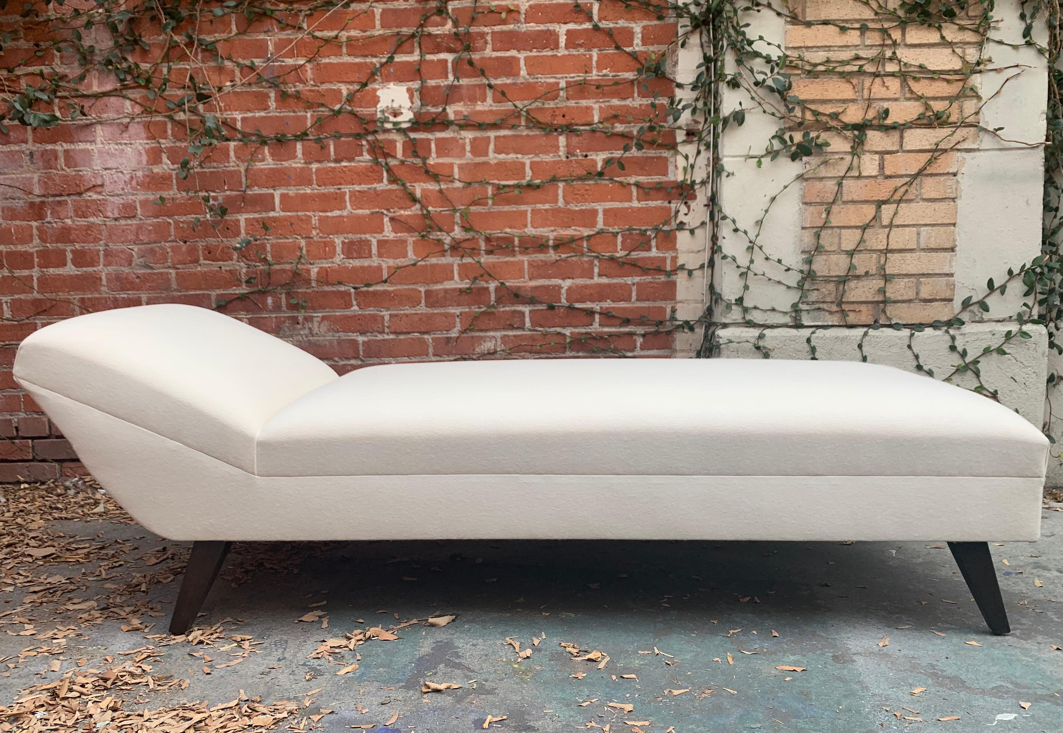 Elegant midcentury 1950s daybed upholstered in white wool with elegant single seam details and original legs.