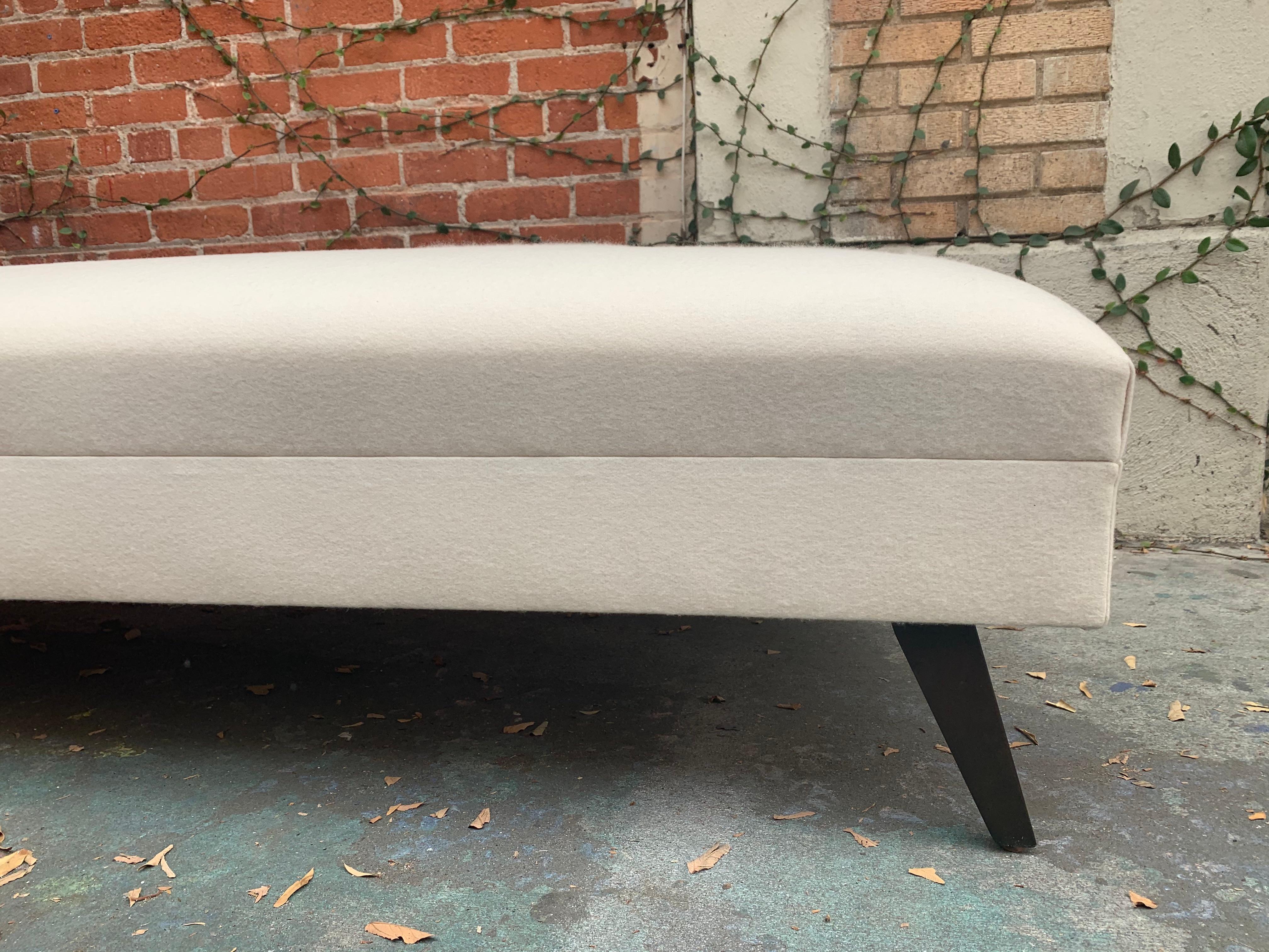 Italian Midcentury 1950s Daybed Upholstered in White Wool For Sale