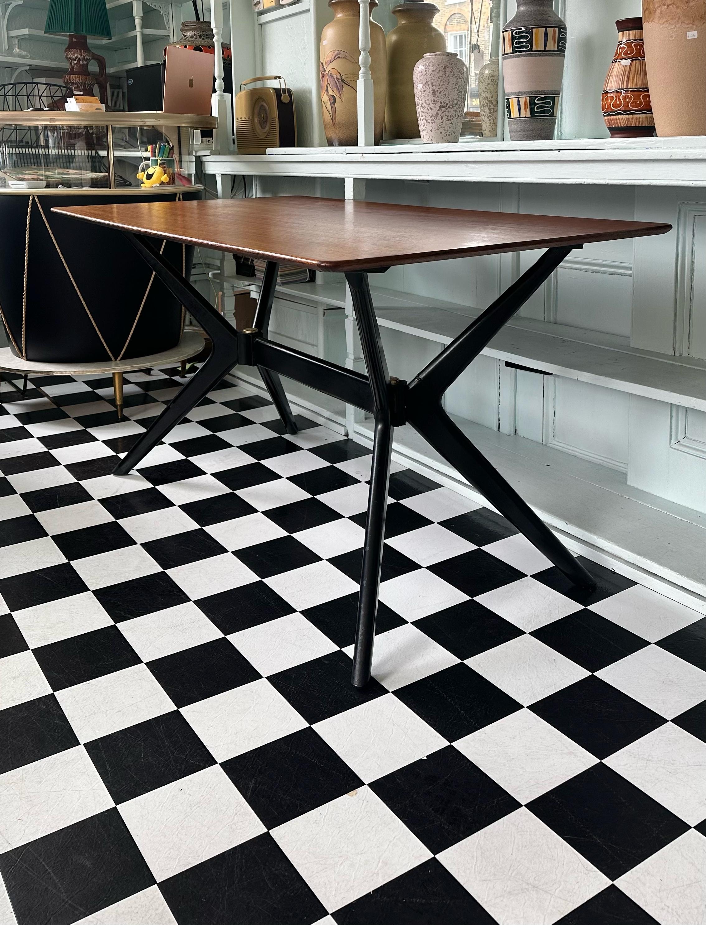 Mid Century 1950’s Dining ‘Helicopter’ Table by E Gomme G Plan In Good Condition For Sale In London, GB
