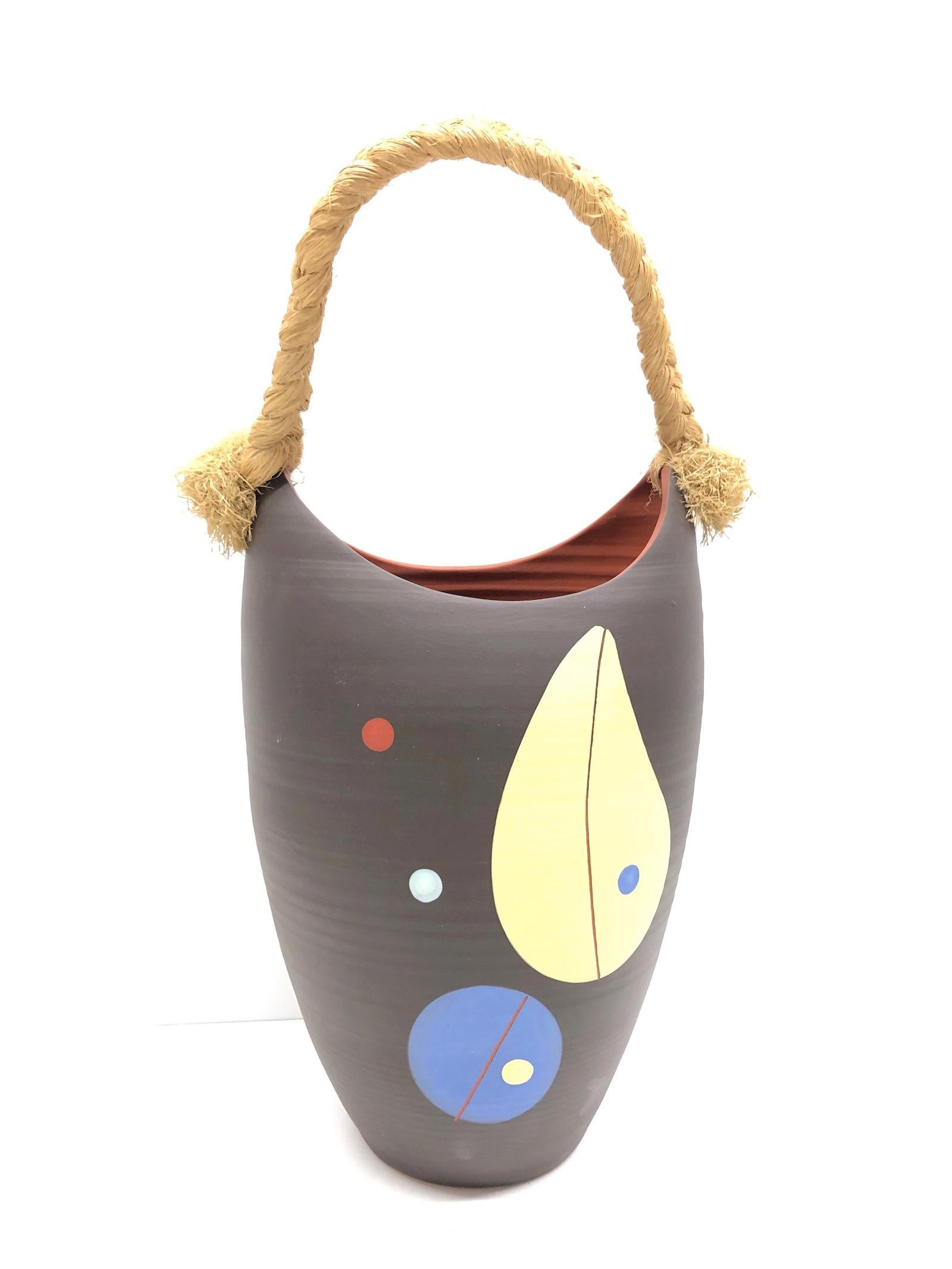 Hübsche Vase oder Gefäß aus den 1950er Jahren aus natürlichem Terrakotta-Ton. Kennzeichnung 74/35 Formularnummer. Er spiegelt den typischen asiatischen Stil der 1950er Jahre wider und ist eine schöne Ergänzung für jedes Büro oder jeden Wartebereich.