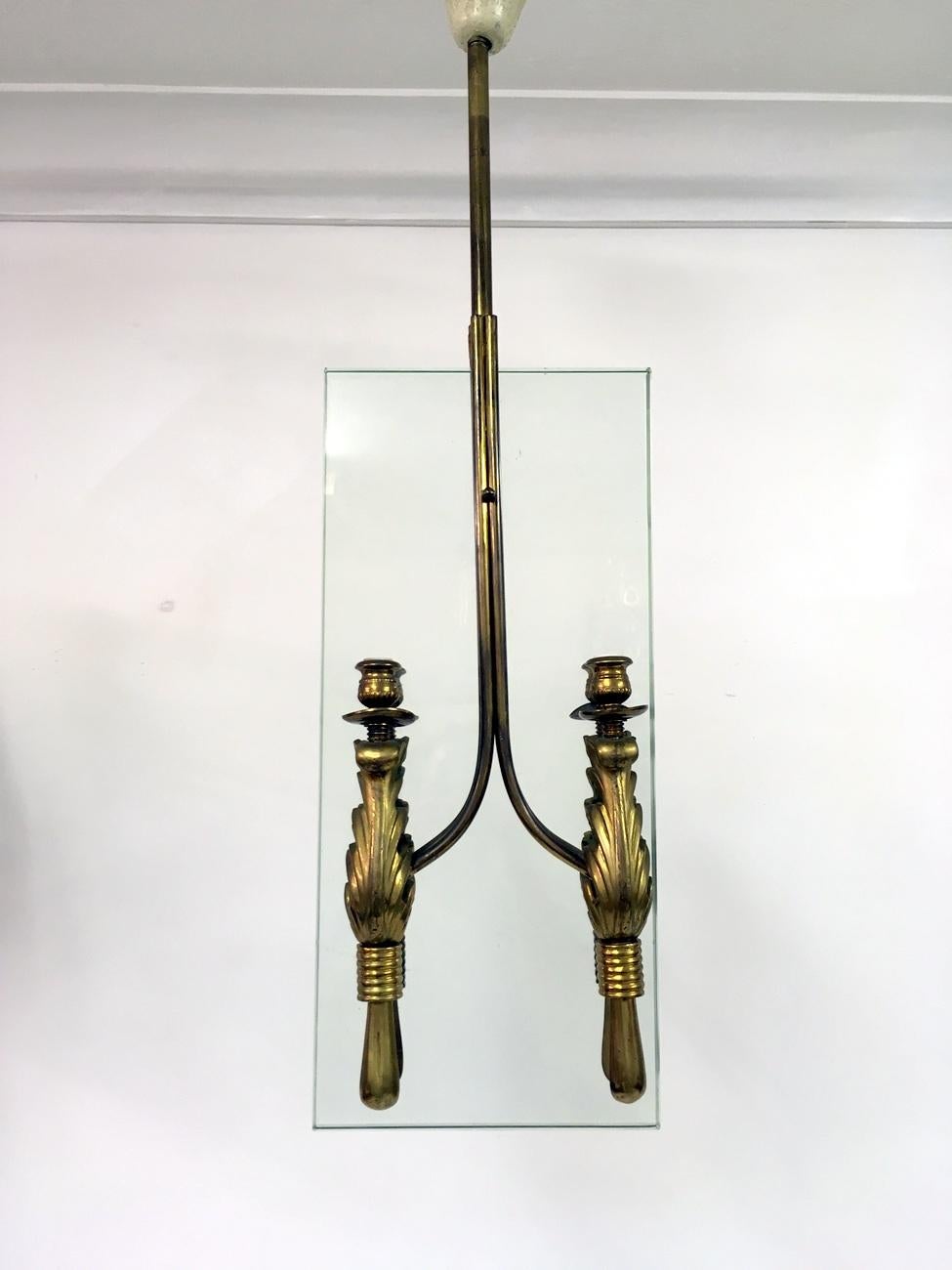 Lámpara de techo colgante
Cuatro luces a cada lado del cristal
Accesorios de latón 
Cristal rectangular grueso
Italiano
1950s.