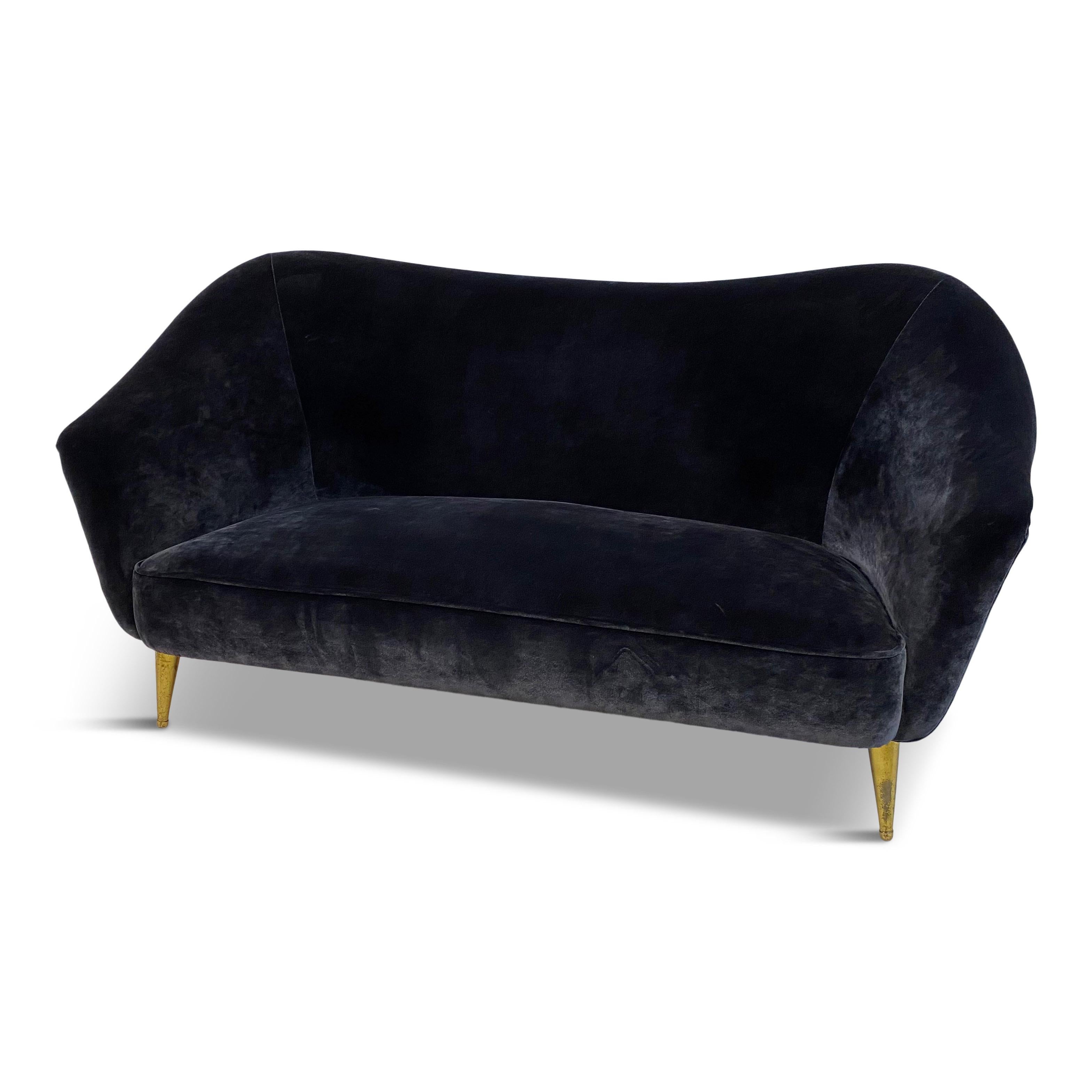 Two-seat sofa

Brass legs

Reupholstered in a dark blue silk velvet

Italian, 1950s

Measures: Seat height 42cm.