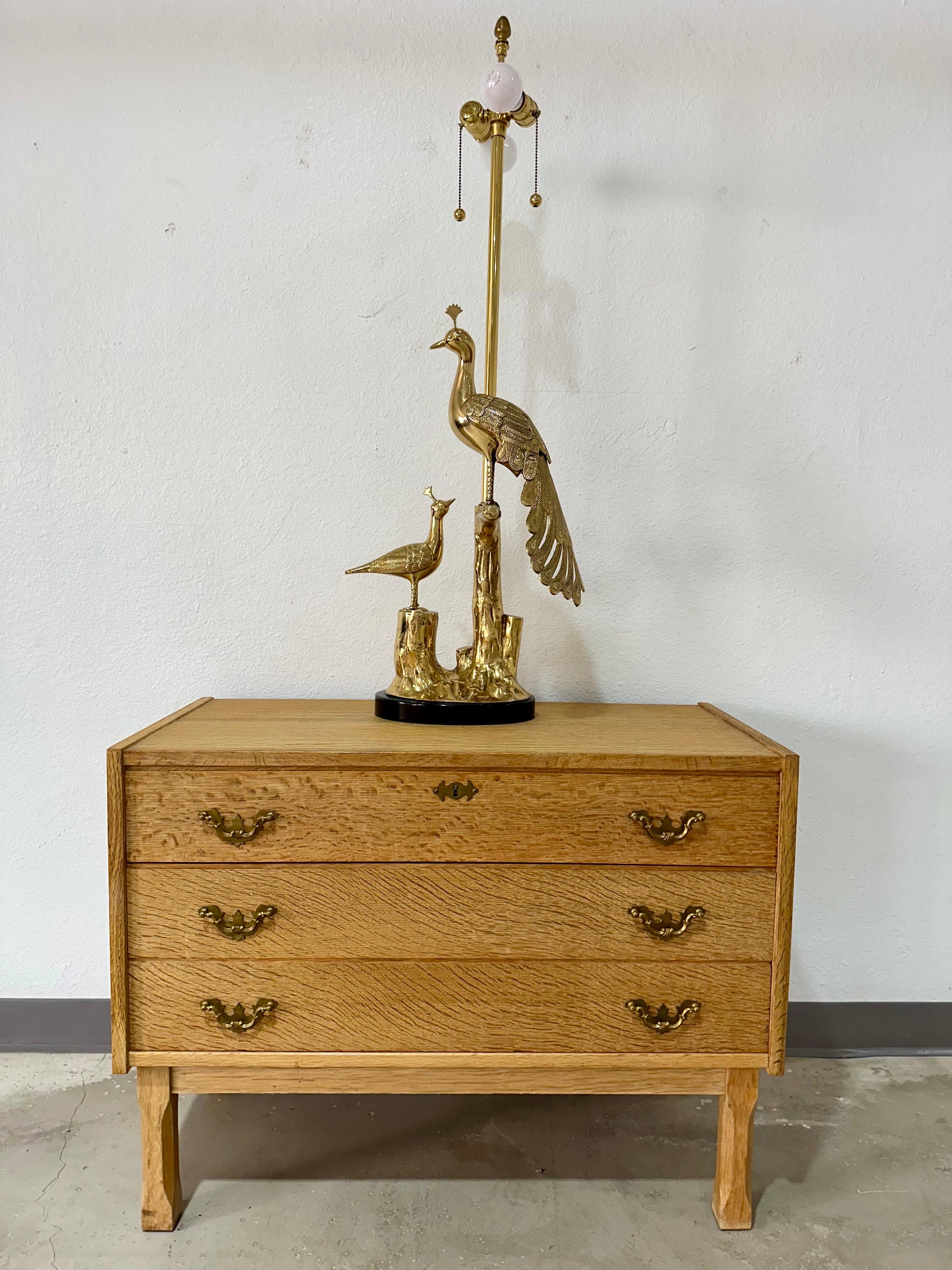 Graziosa lampada da tavolo vintage Mid Century Hollywood Regency in ottone Marbro Peacock. 

Pavone adulto in ottone massiccio e pesco appollaiato su un ramo d'albero in ottone massiccio realizzato dai fratelli Markoff di The Marbro Lamp Company,