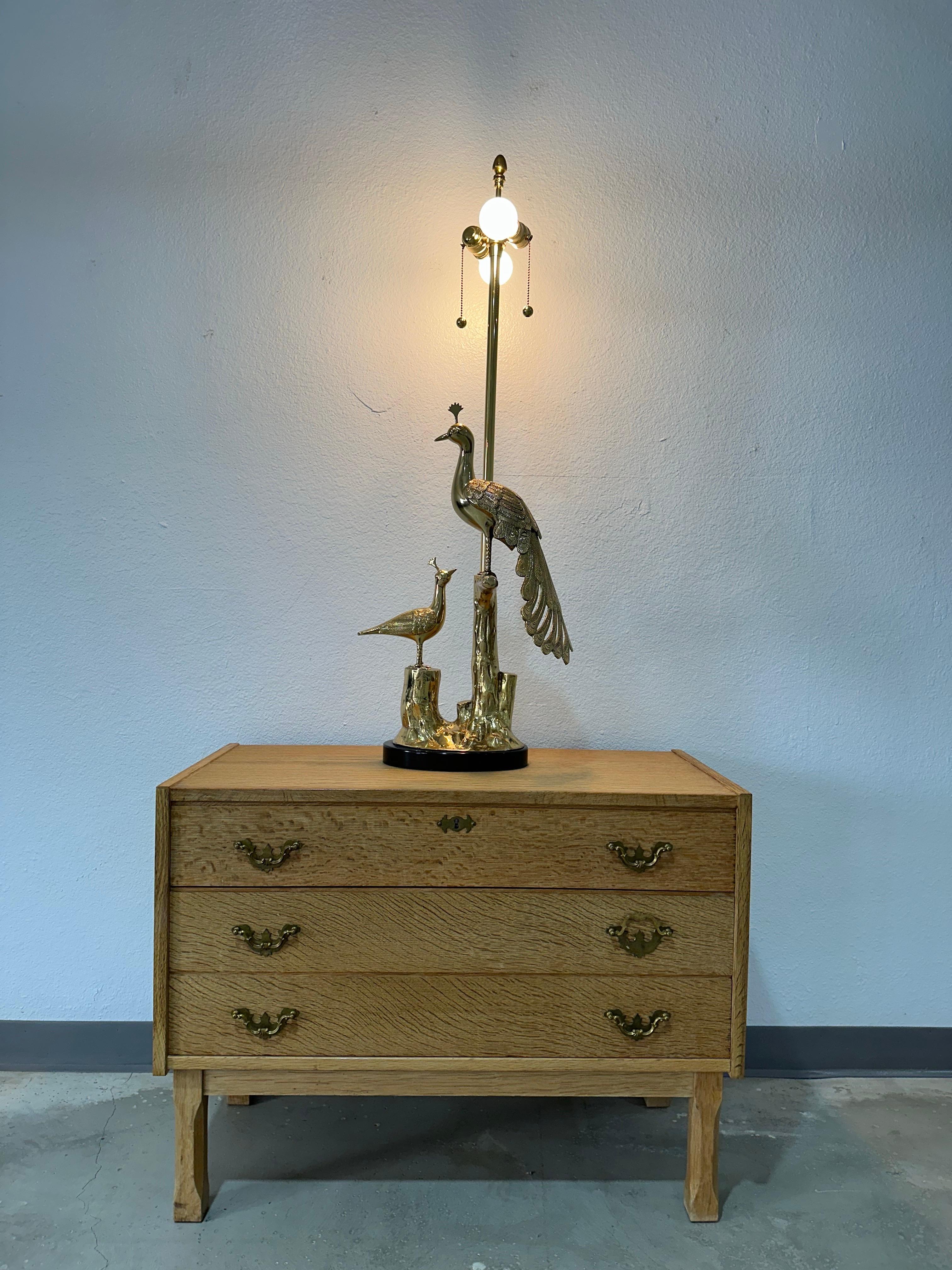 Calco Lampada da tavolo Marbro in ottone con pavone Hollywood Regency, metà secolo 1950 in vendita
