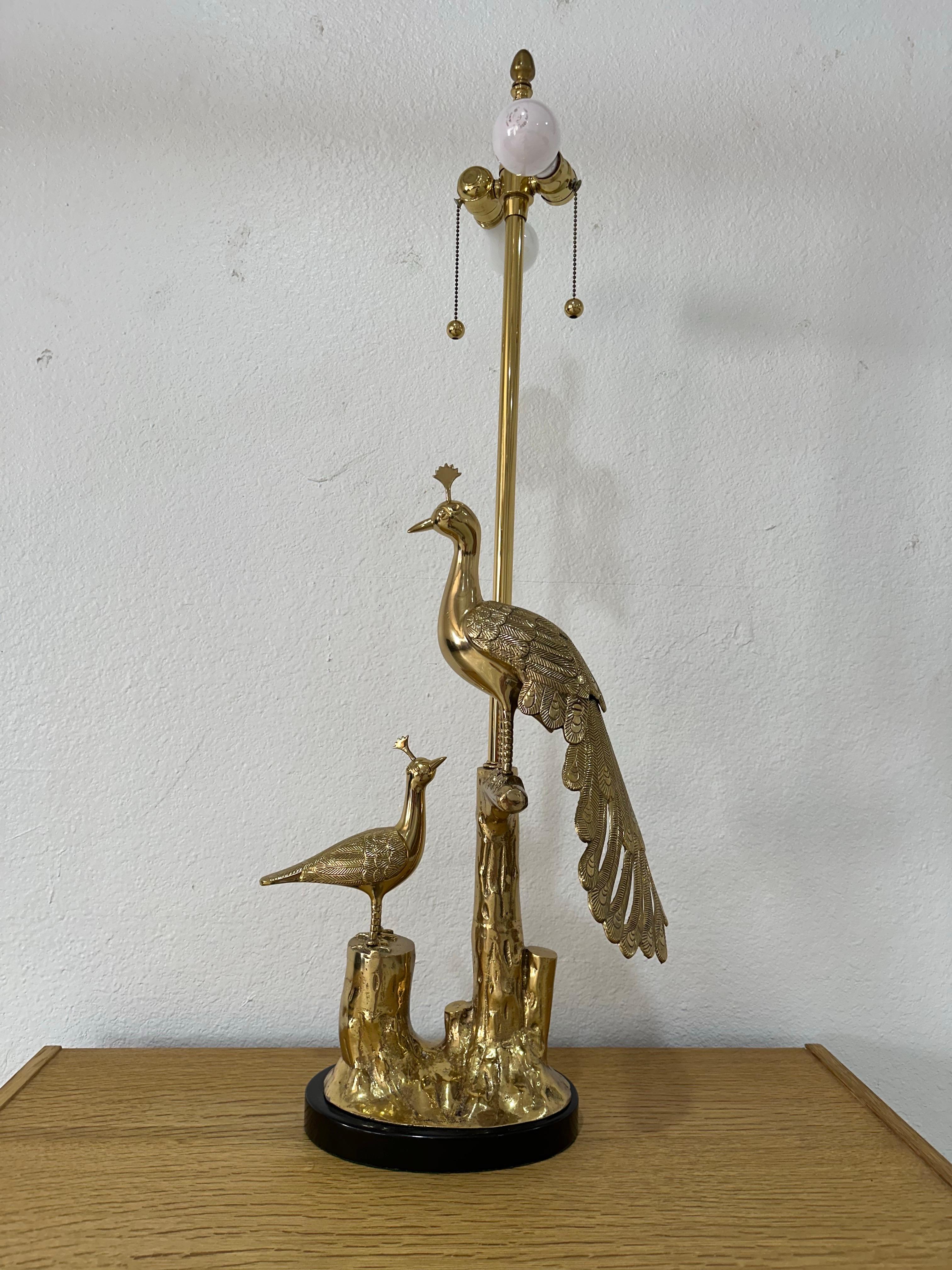 Lampada da tavolo Marbro in ottone con pavone Hollywood Regency, metà secolo 1950 In condizioni buone in vendita a Lutz, FL