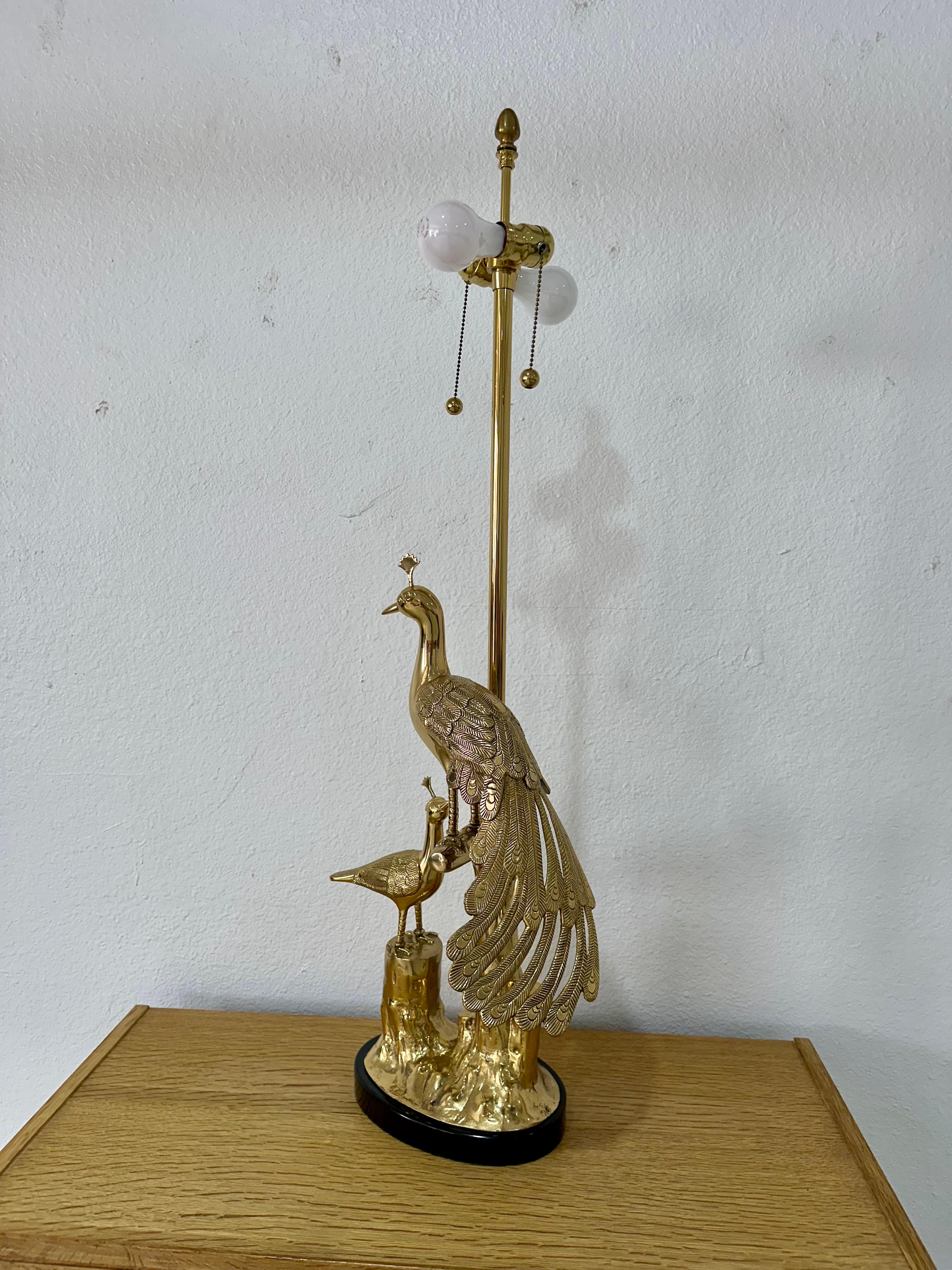 XX secolo Lampada da tavolo Marbro in ottone con pavone Hollywood Regency, metà secolo 1950 in vendita