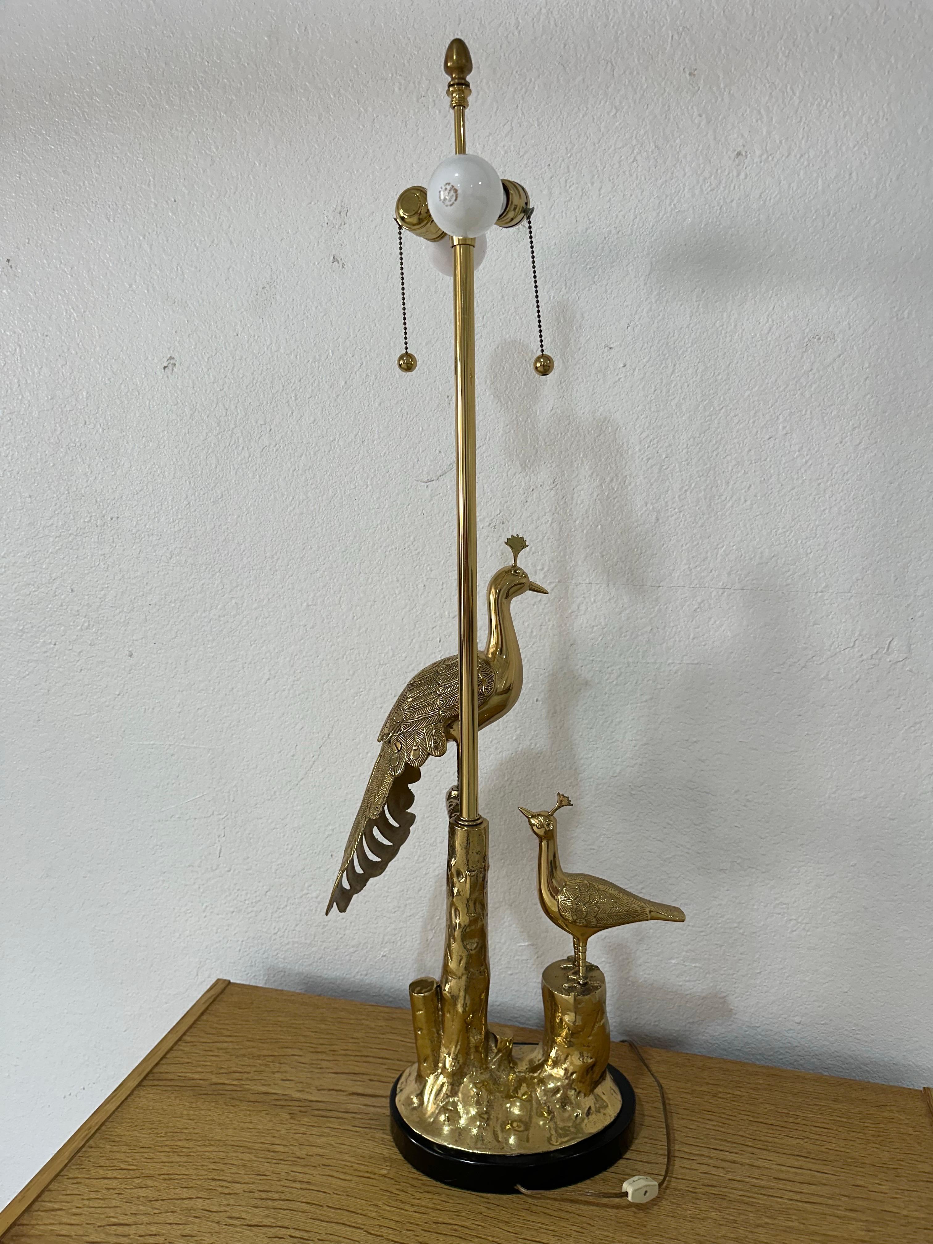 Ottone Lampada da tavolo Marbro in ottone con pavone Hollywood Regency, metà secolo 1950 in vendita