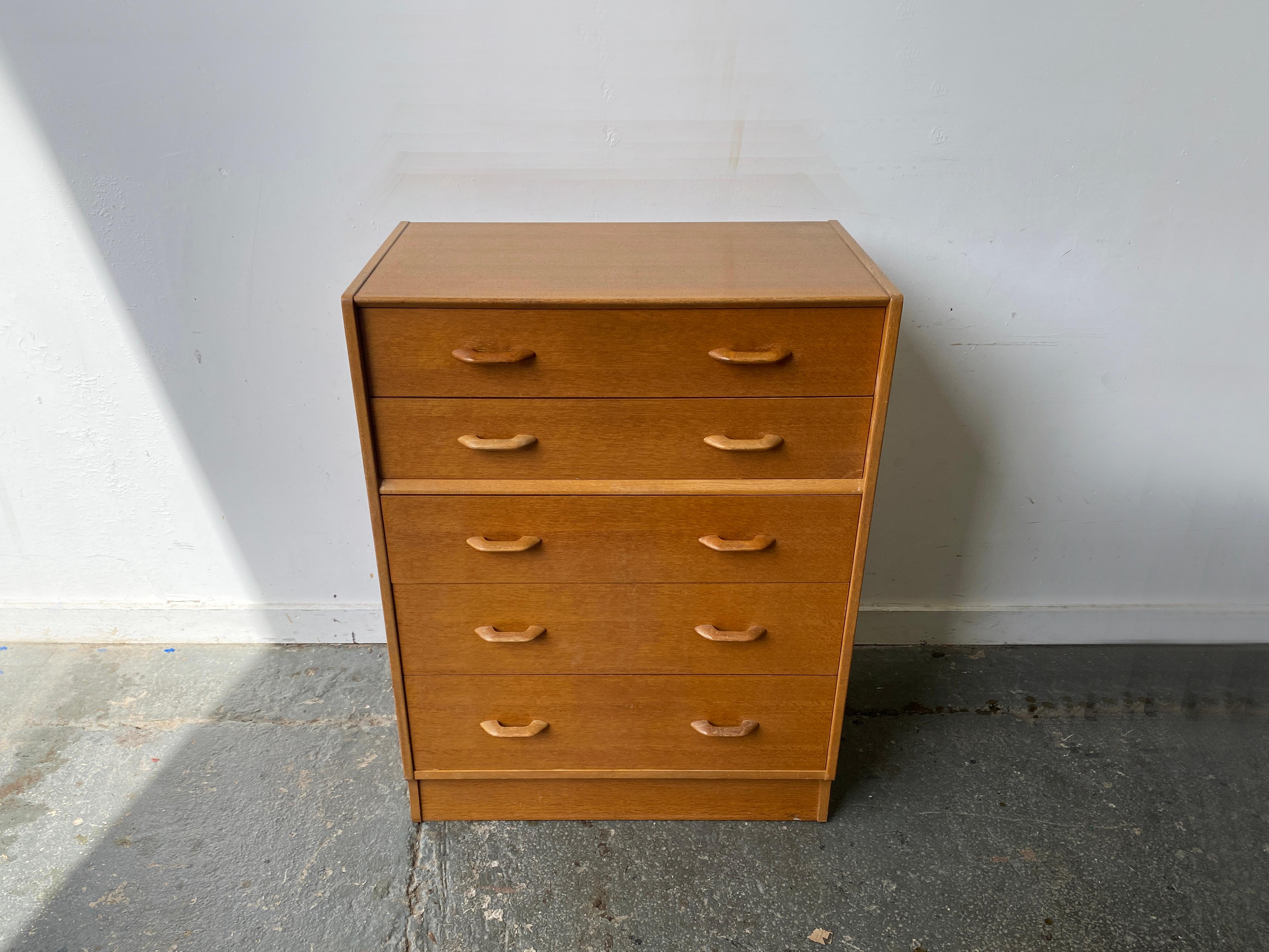 British Mid-Century 1950’s oak chest of drawers by G Plan / E gomme For Sale