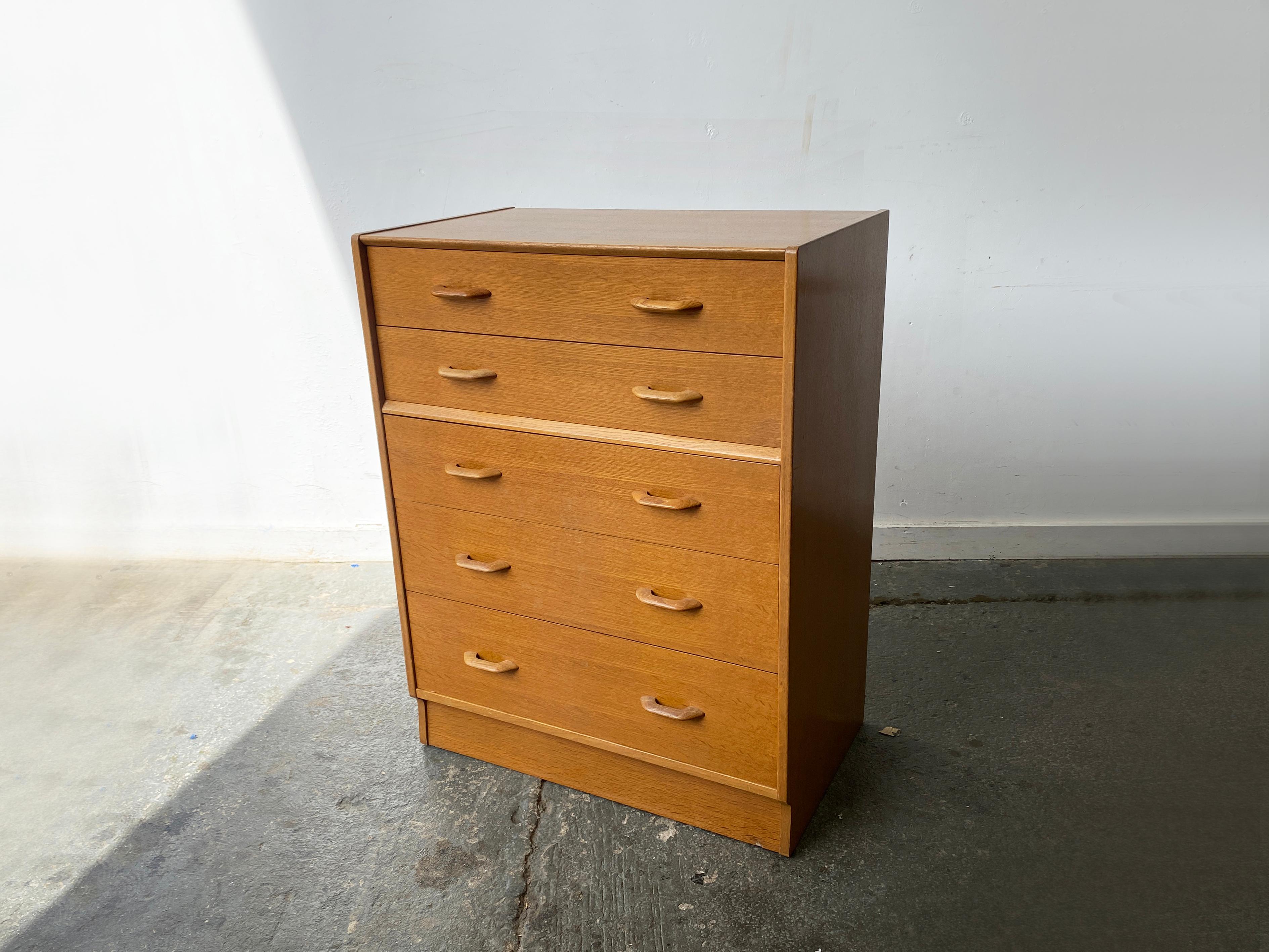 Mid-Century 1950’s oak chest of drawers by G Plan / E gomme In Good Condition For Sale In London, GB