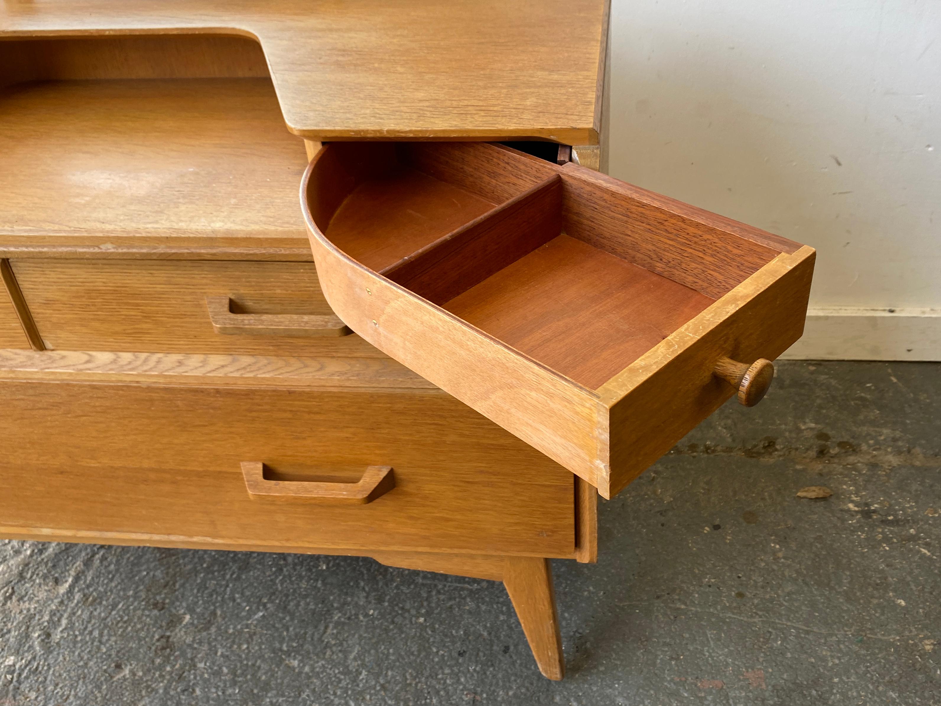 Mid-Century 1950s oak dressing table by E. Gomme / G Plan In Good Condition For Sale In London, GB
