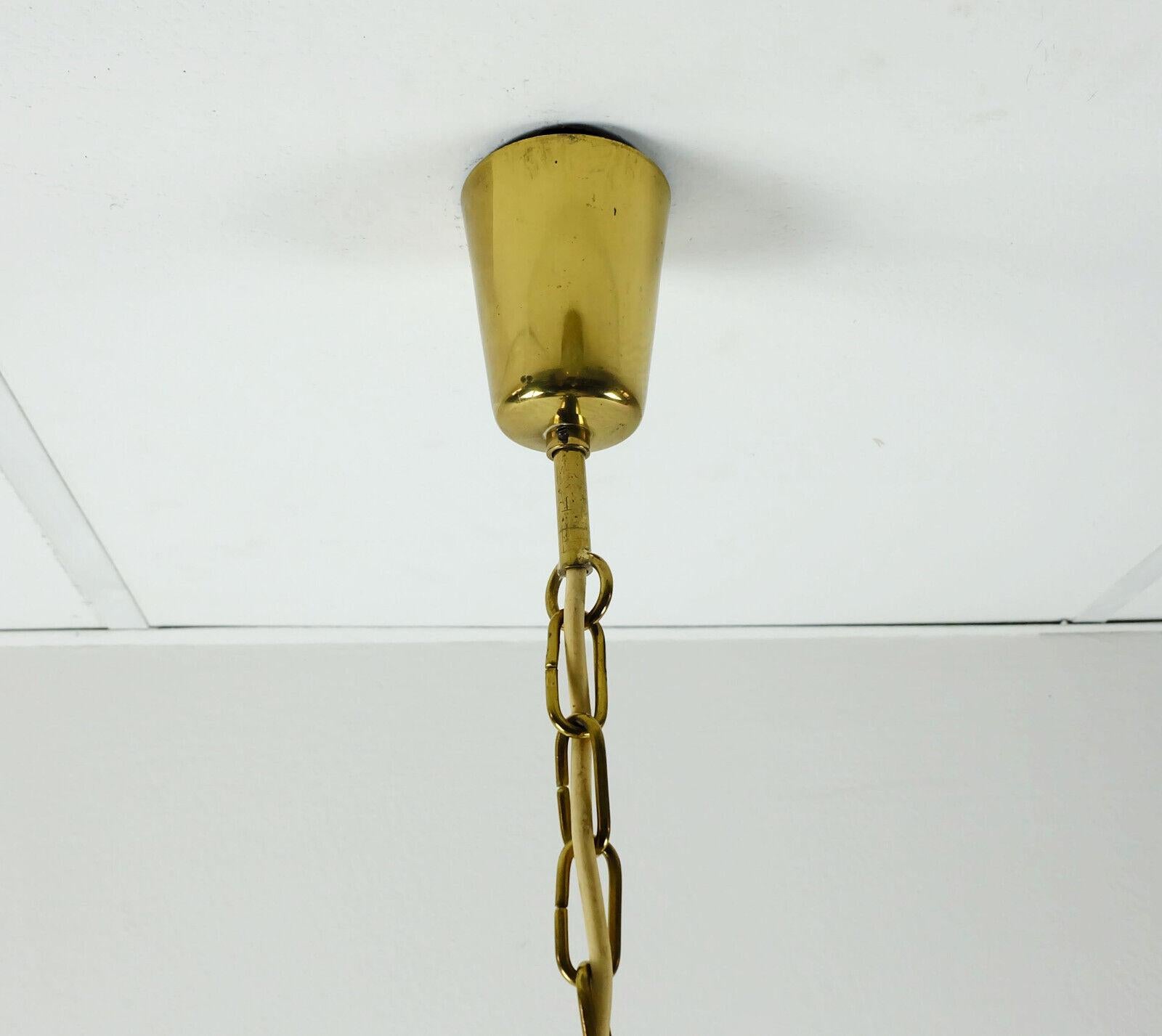 Sehr schöne und elegante Hängelampe aus den 1950er Jahren, hergestellt von Kalmar Franken. Der Schirm ist eine lange Röhre aus dickem, strukturiertem Glas. An einer Messingkette befestigt. Für 1 E27-Glühbirne (Glühbirne ist nicht im Angebot